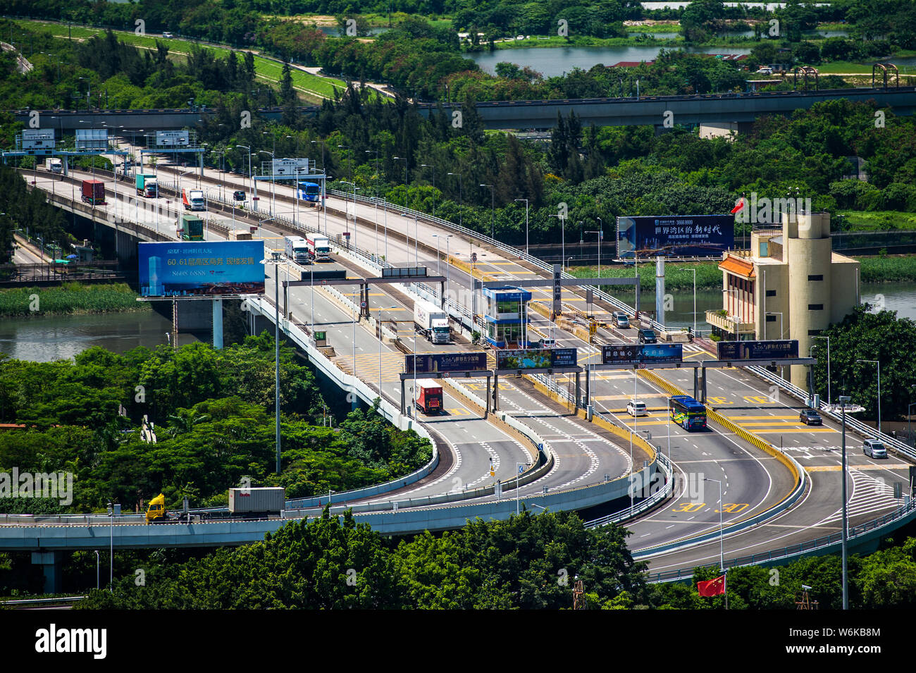 --FILE--La bandiera nazionale cinese sventola al checkpoint di Huanggang - Lok Ma Chau Bridge nella città di Shenzhen, Cina del sud della provincia di Guangdong, 3 Foto Stock