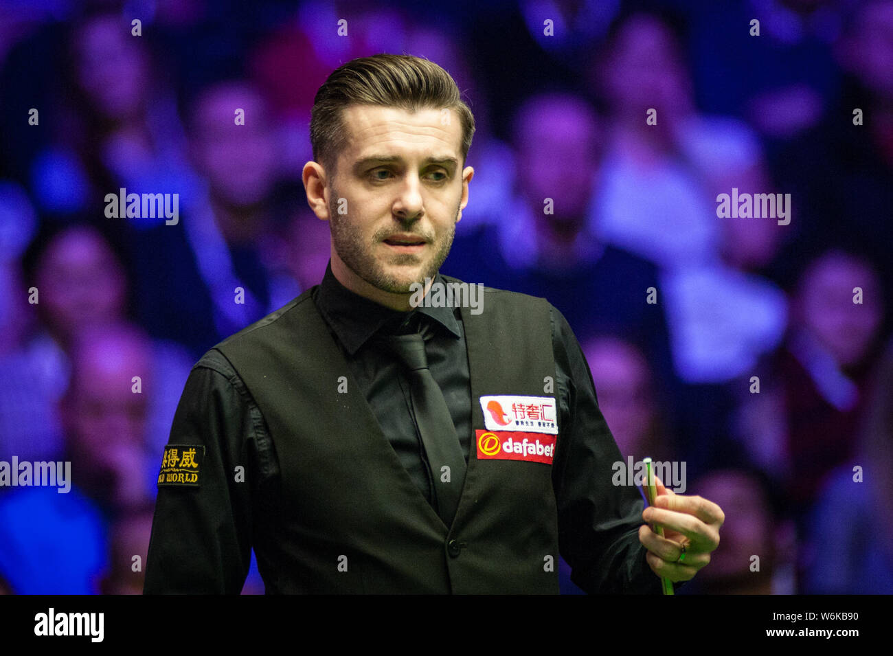Mark Selby di Inghilterra ritiene che un colpo di Mark Williams del Galles per il loro match di primo turno durante il 2018 Dafabet Masters snooker nel torneo di Lond Foto Stock