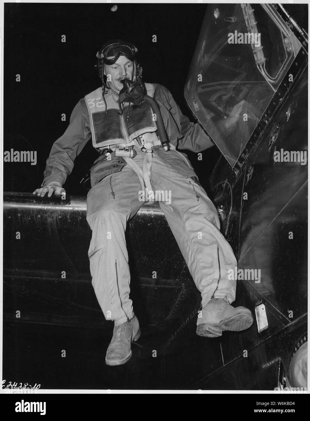 Di ritorno dalla sua seconda missione di combattimento in Corea, il cap. Donald R. DeFoe, pilota da 21519 Kingsville, Detroit, Mich si arrampica verso il basso dal suo B-26 notte intruso bombardiere. Il cap. DeFoe è assegnato alla notte quinto volo Air Force terza ala di bombardamento in Corea, un veterano americano Air Force vestito con oltre 13.000 Coreano combattere sortite. Foto Stock