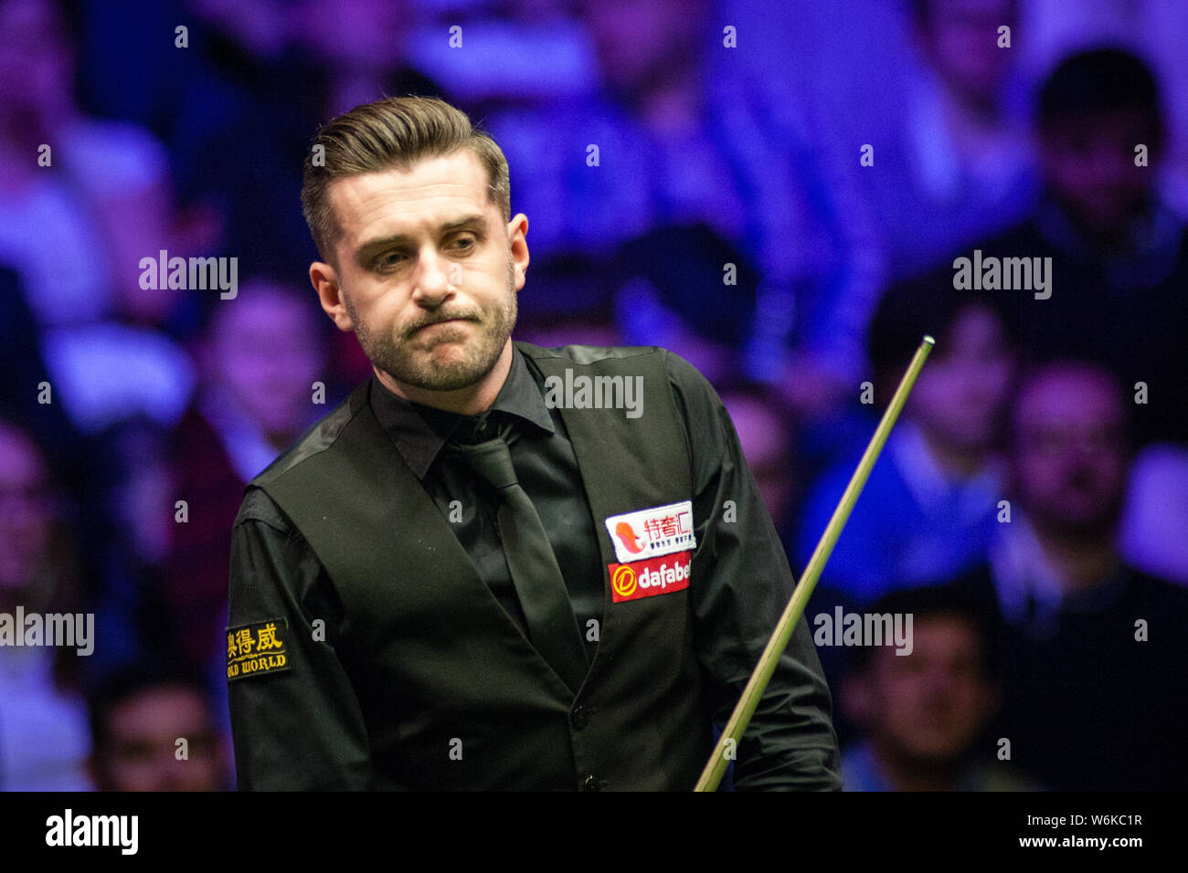 Mark Selby di Inghilterra ritiene che un colpo di Mark Williams del Galles per il loro match di primo turno durante il 2018 Dafabet Masters snooker nel torneo di Lond Foto Stock