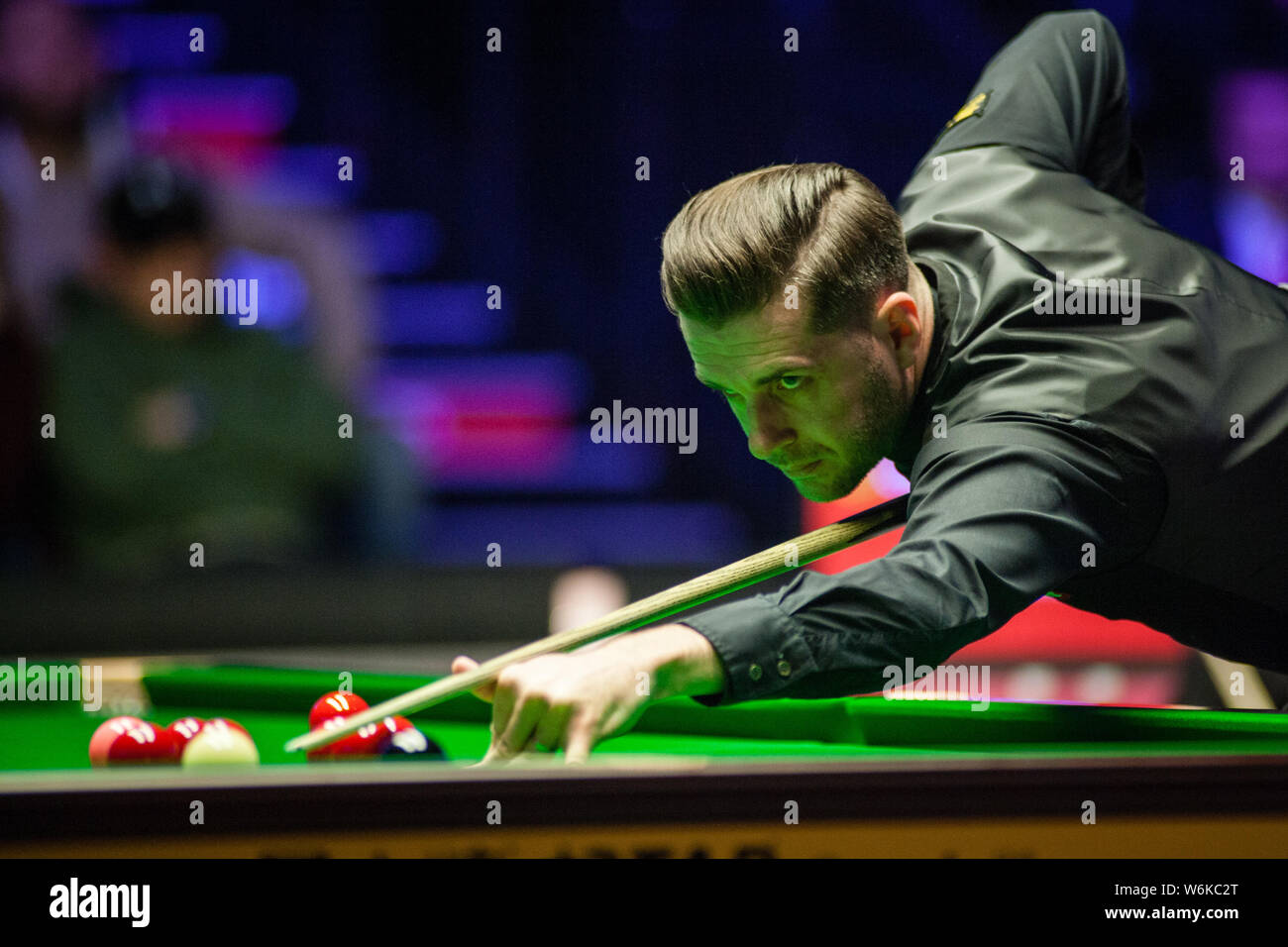 Mark Selby di Inghilterra gioca un colpo di Mark Williams del Galles per il loro match di primo turno durante il 2018 Dafabet Masters snooker torneo a Londra, Foto Stock