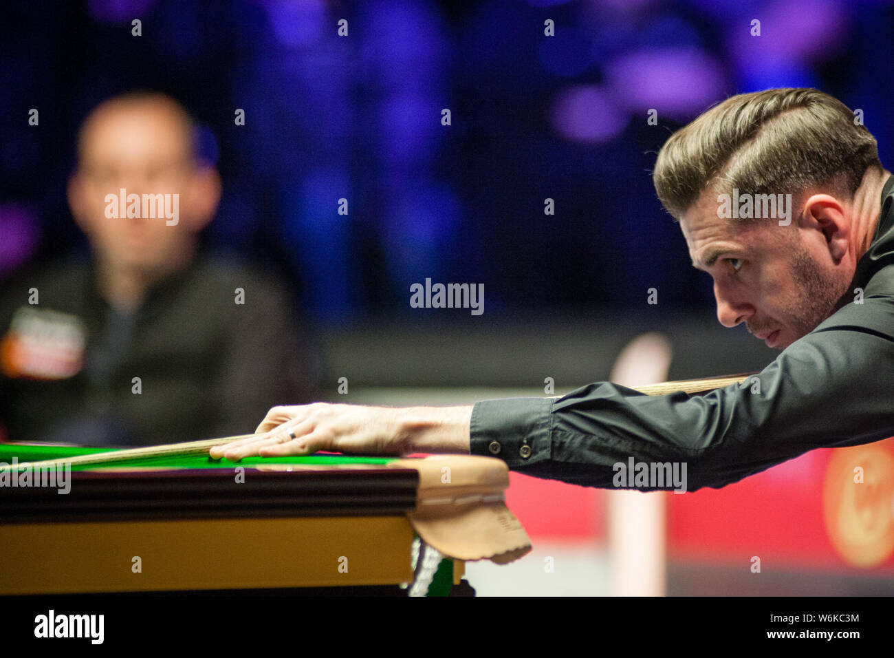 Mark Selby di Inghilterra gioca un colpo di Mark Williams del Galles per il loro match di primo turno durante il 2018 Dafabet Masters snooker torneo a Londra, Foto Stock