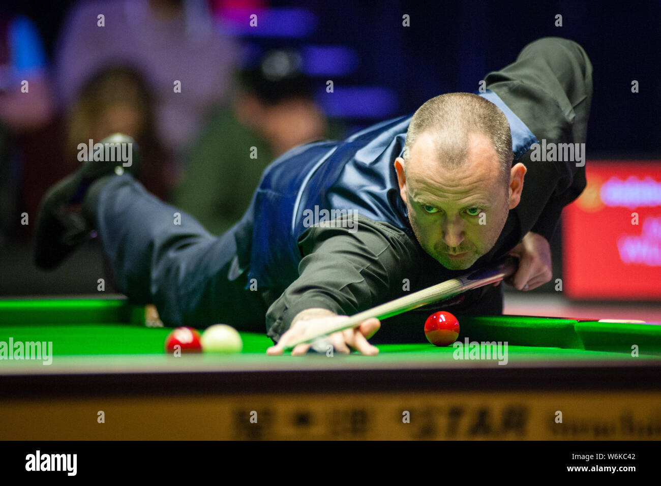 Mark Williams del Galles gioca un colpo di Mark Selby dell'Inghilterra in il loro match di primo turno durante il 2018 Dafabet Masters snooker torneo a Londra, Foto Stock
