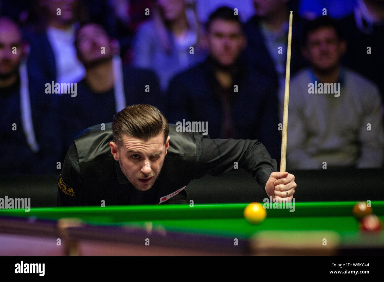 Mark Selby di Inghilterra ritiene che un colpo di Mark Williams del Galles per il loro match di primo turno durante il 2018 Dafabet Masters snooker nel torneo di Lond Foto Stock