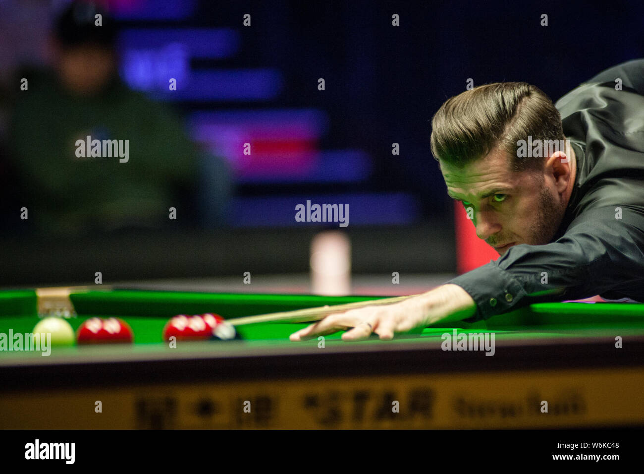 Mark Selby di Inghilterra gioca un colpo di Mark Williams del Galles per il loro match di primo turno durante il 2018 Dafabet Masters snooker torneo a Londra, Foto Stock