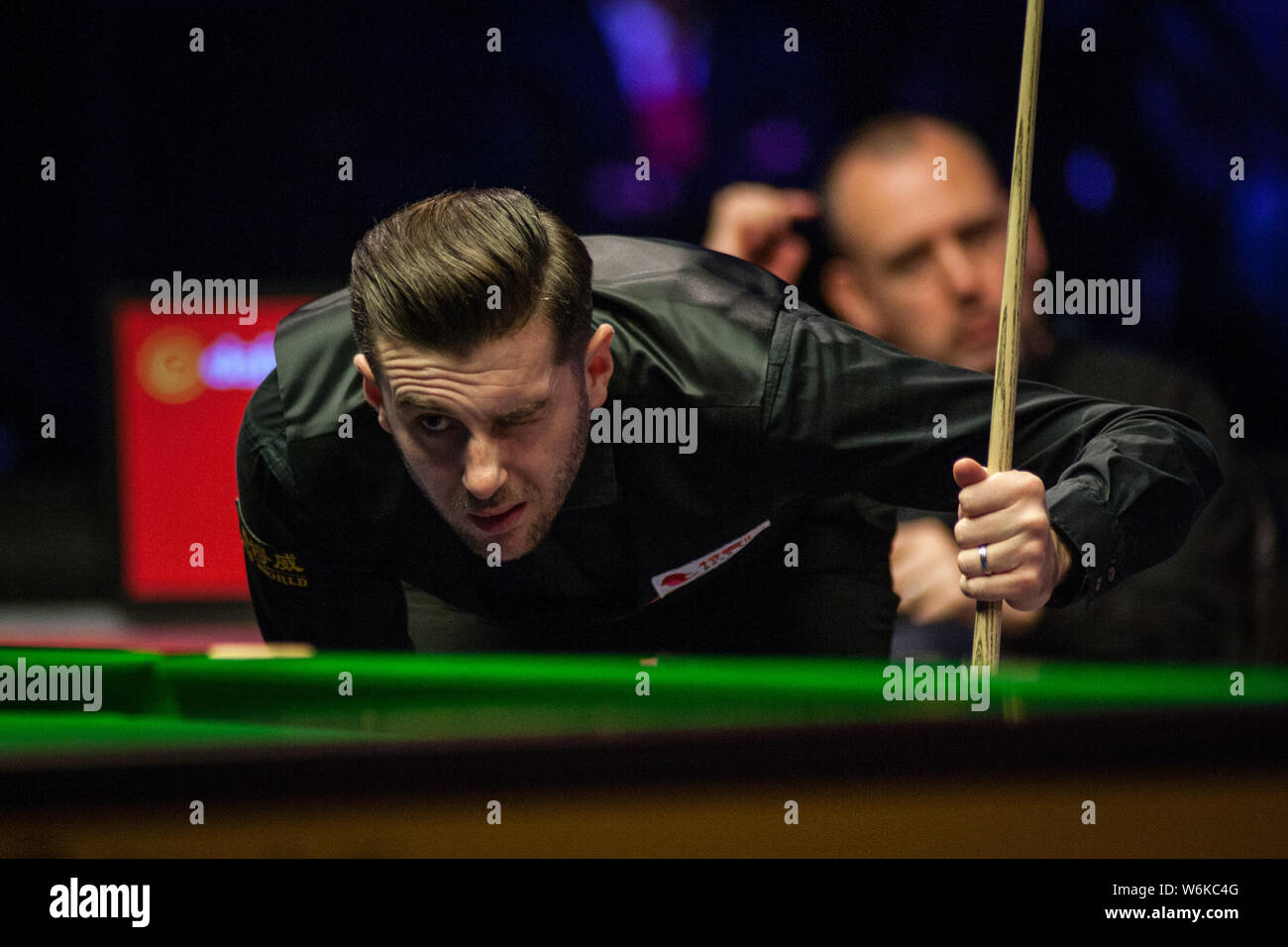 Mark Selby di Inghilterra ritiene che un colpo di Mark Williams del Galles per il loro match di primo turno durante il 2018 Dafabet Masters snooker nel torneo di Lond Foto Stock