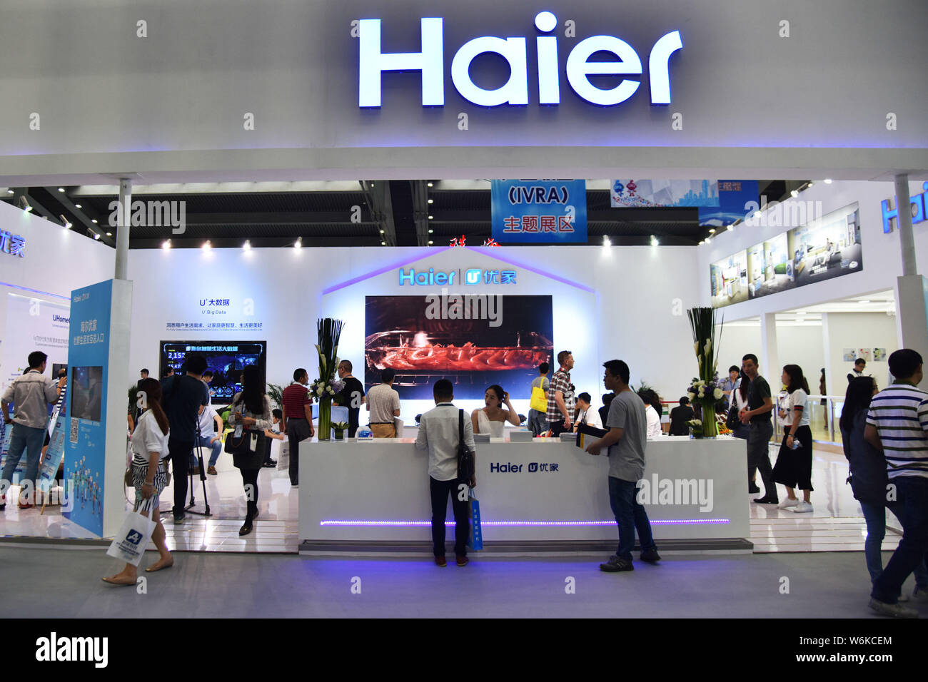 --FILE -- la gente visita lo stand della Haier durante la quinta Cina Information Technology Expo nella città di Shenzhen, Cina del sud della provincia di Guangdong, 9 aprile 2 Foto Stock