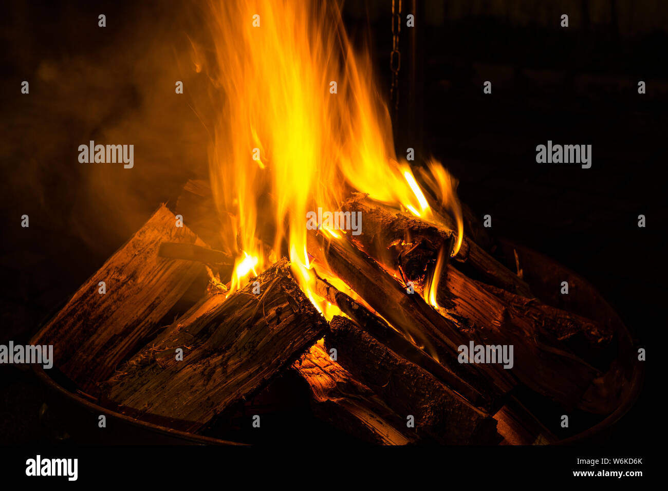 Calde fiamme di fuoco di bruciare i log e arancione fiamma Foto Stock