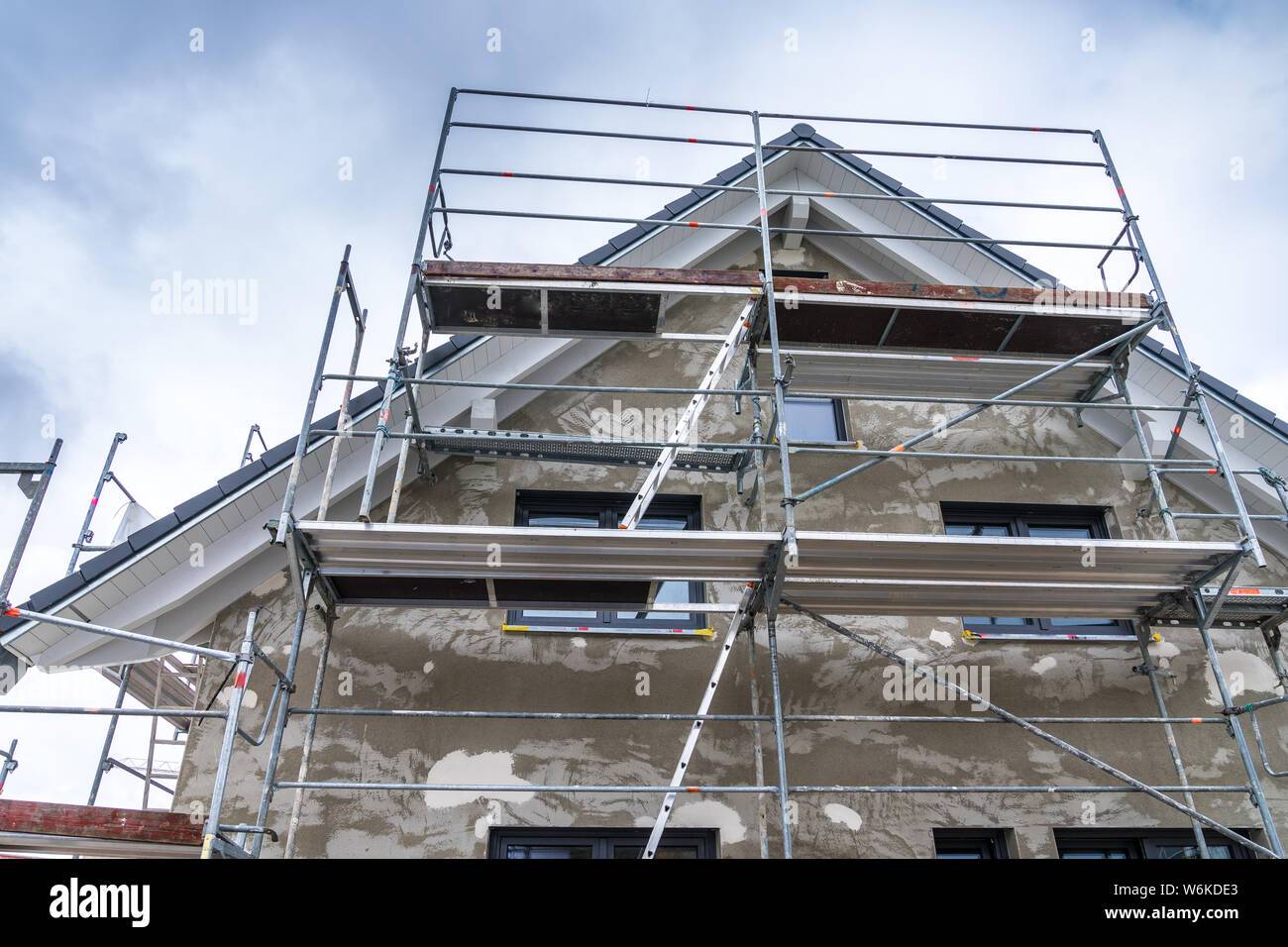 Nuova costruzione di casa e scaffoling lavorato su intonaco Foto Stock