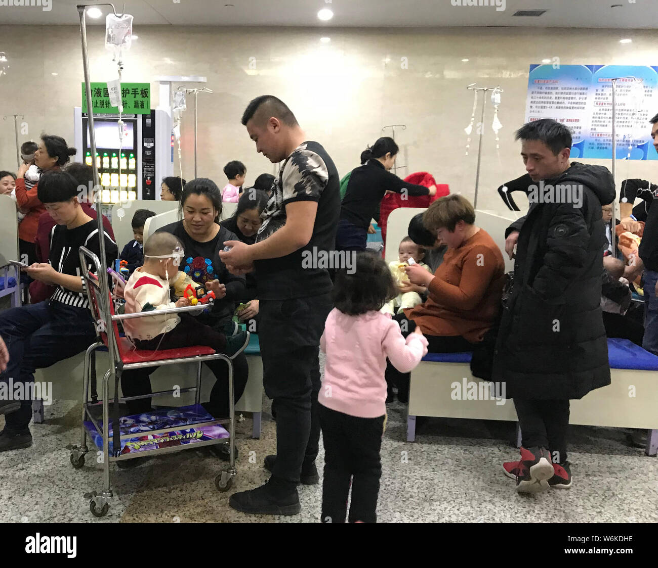 I bambini cinesi con l'influenza sono date le gocce per via endovenosa in un ospedale di Changchun city, a nord-est della Cina di provincia di Jilin, 5 gennaio 2018. Mento Foto Stock