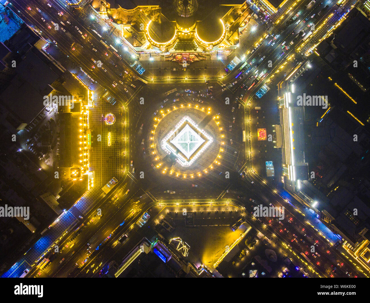 Vista aerea del Campanile, gli edifici e le strade di notte a Xi'an City, Cina nord-occidentale della provincia di Shaanxi, 28 gennaio 2018. Foto Stock