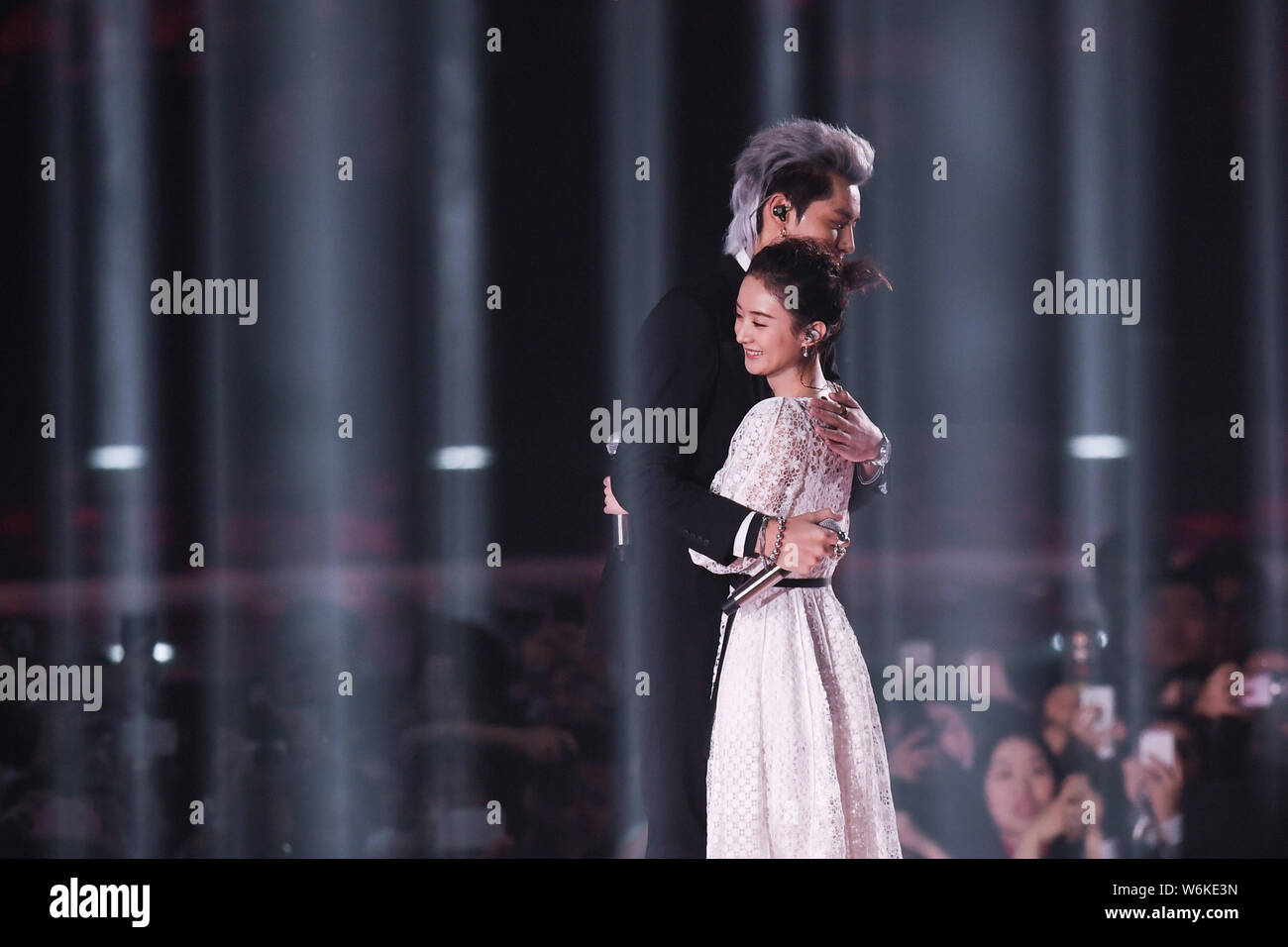 Il cinese cantante e attore Kris Wu o Wu Yifan abbracci attrice cinese Zhao Zanilia o Zhao Liying durante un concerto di Capodanno nella città di Guangzhou, sud Foto Stock
