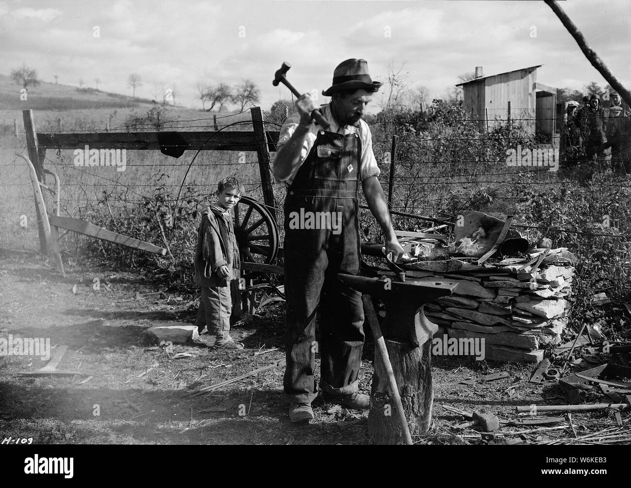 S. J. Orzo, strada rurale #2, LaFollette, Tennessee, campo di applicazione e il contenuto: S. J. Orzo, strada rurale #2, LaFollette, Tennessee. Una parte dei suoi migliori terreni verranno inondati da Norris Dam serbatoio. Orzo è un ex-predicatore, un fabbro e falegname, così come un agricoltore. Egli ha avuto 17 bambini (solo 11 ora vive), ed è un candidato per un lavoro. Egli ha investito la sua vita di risparmio in una miniera di carbone e ha perso tutti i. Dicono i vicini: "Egli è nato in un negozio di fabbro con un martello in mano. Egli ha fatto il 'bull-linguetta aratro nell'immagine. Del ragazzo aiutandolo a outdoor forge, egli ha detto: "Egli è il mio sixt Foto Stock