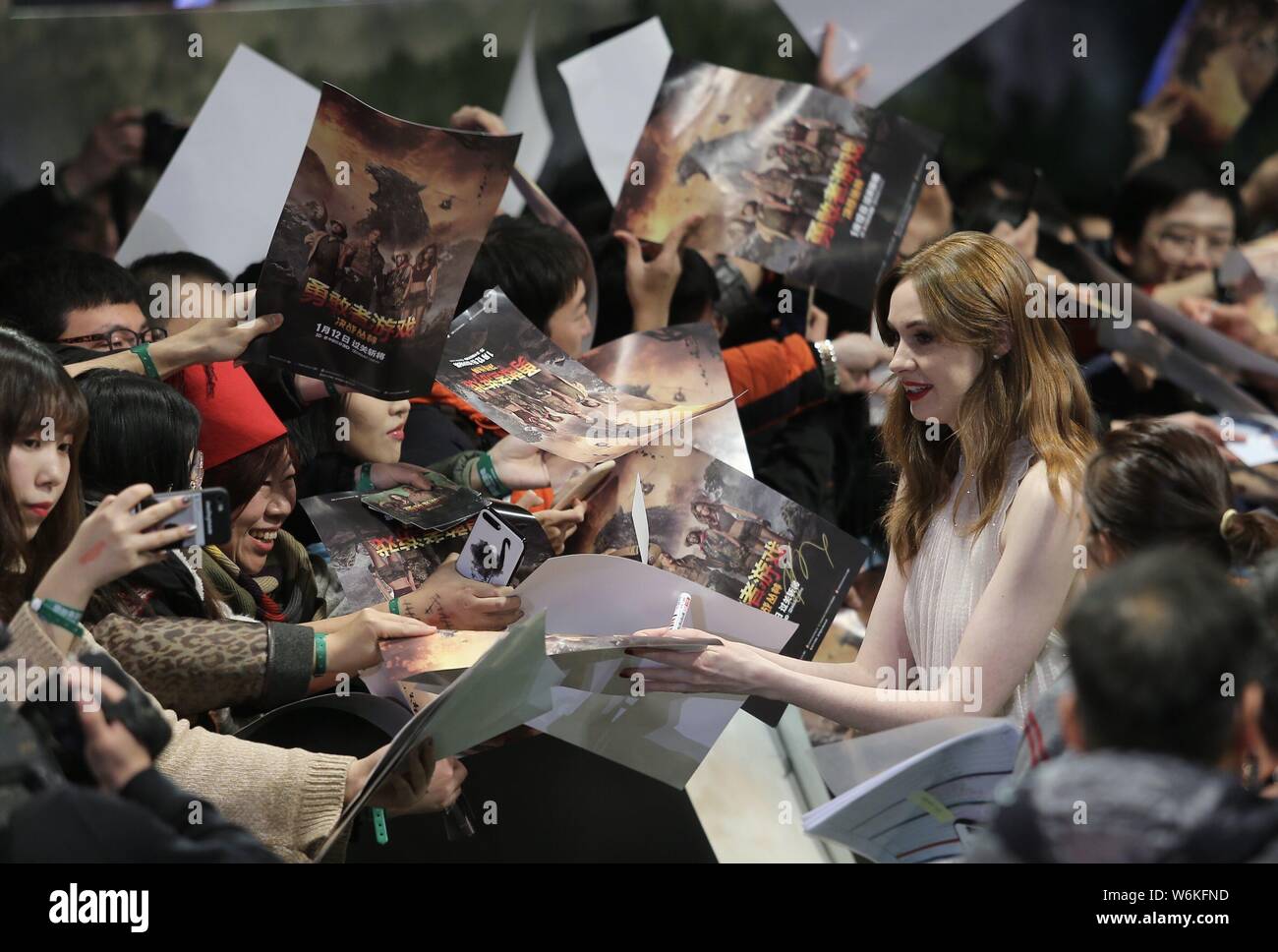 Attrice scozzese Karen Gillan segni autographors per tifosi durante una conferenza stampa per il film 'Jumanji: Welcome to the Jungle" a Pechino, Cina Foto Stock