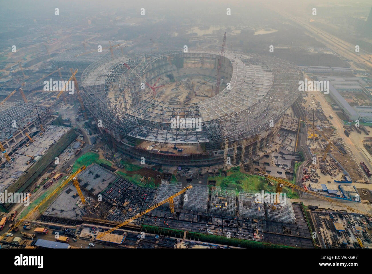 --FILE--Vista aerea dell'Olympic Sports Center in costruzione, la cui struttura è molto simile a quello del National Stadium o Bird's Nest Foto Stock