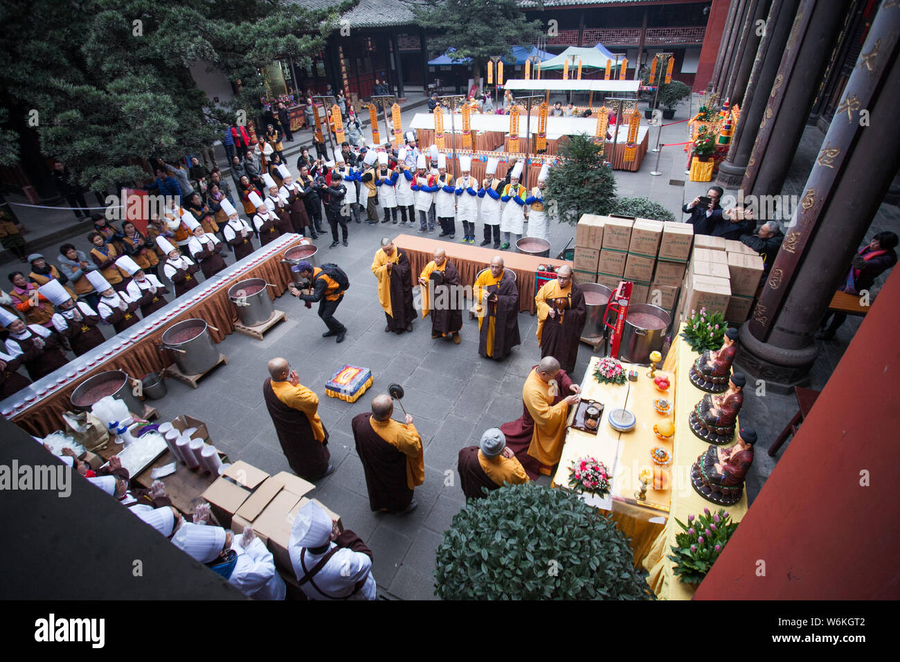 I monaci tenere una cerimonia prima di incavature fuori Laba porridge presso il monastero di Wenshu nella città di Chengdu, a sud-ovest della Cina di provincia di Sichuan, 23 gennaio 2018. Foto Stock