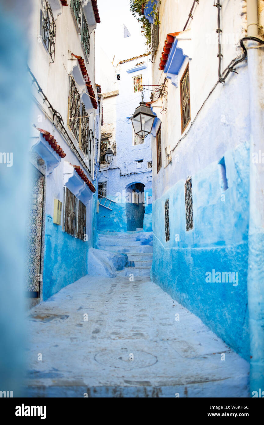 Splendida vista di uno stretto vicolo con la sorprendente, blu-lavato edifici. Chefchaouen, o Chaouen, è una città in Rif Mountains del Marocco. Foto Stock