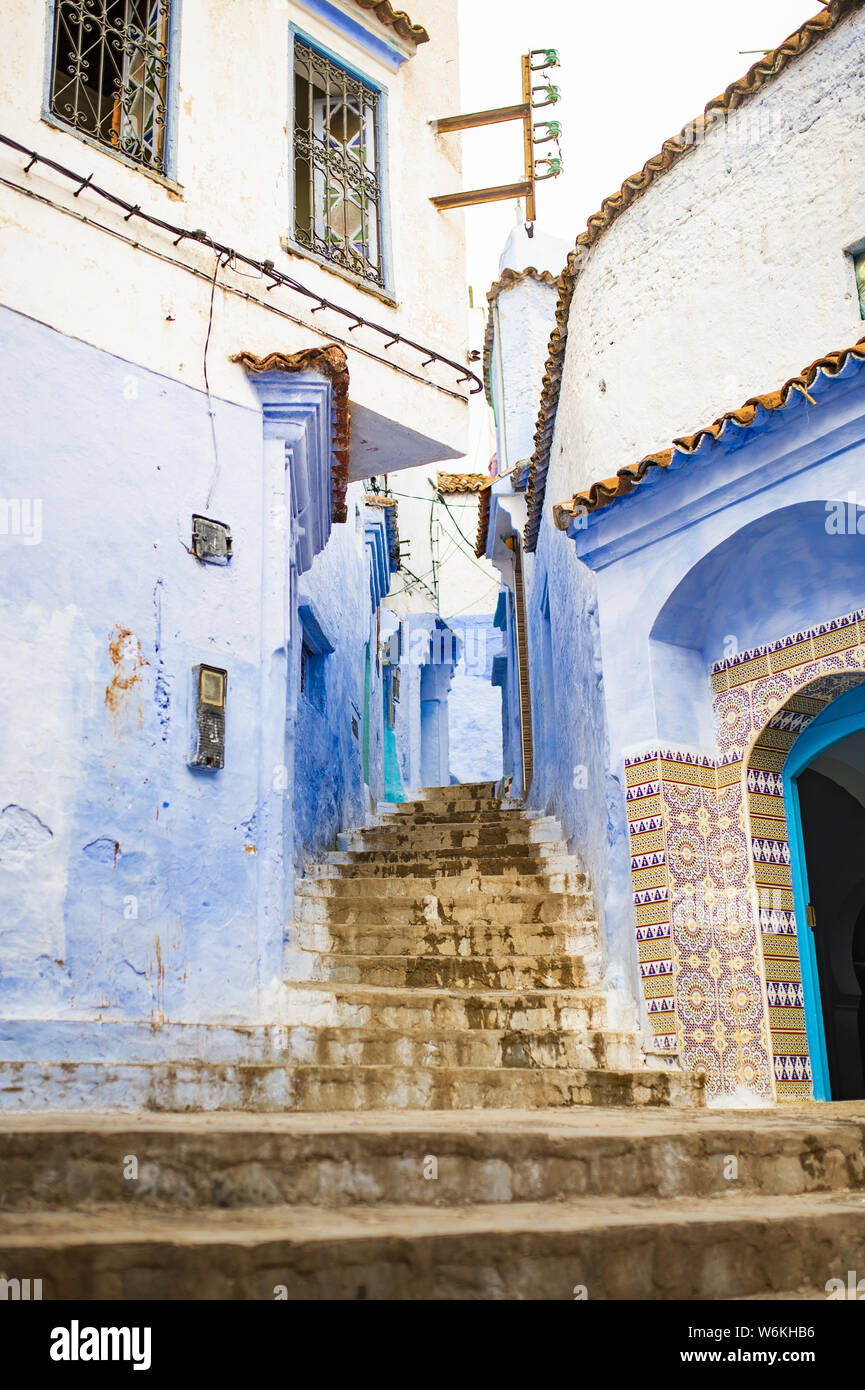 Splendida vista di uno stretto vicolo con la sorprendente, blu-lavato edifici. Chefchaouen, o Chaouen, è una città in Rif Mountains del Marocco. Foto Stock