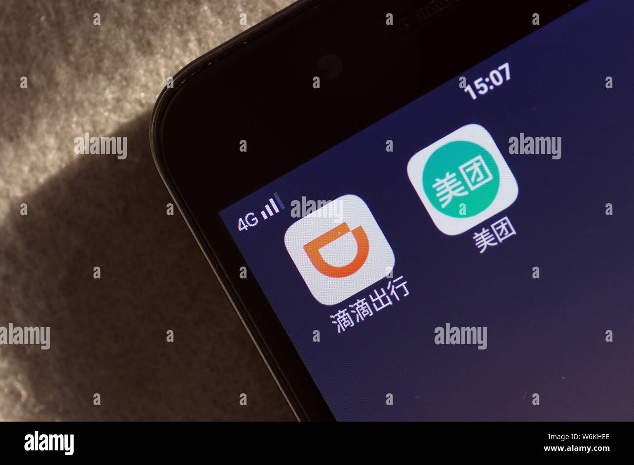 --FILE - Consente di visualizzare le icone delle applicazioni mobile del taxi-salutando e auto-service app Didi Chuxing, a sinistra e di gruppo online il sito di acquisto meituan.com in Ji'na Foto Stock