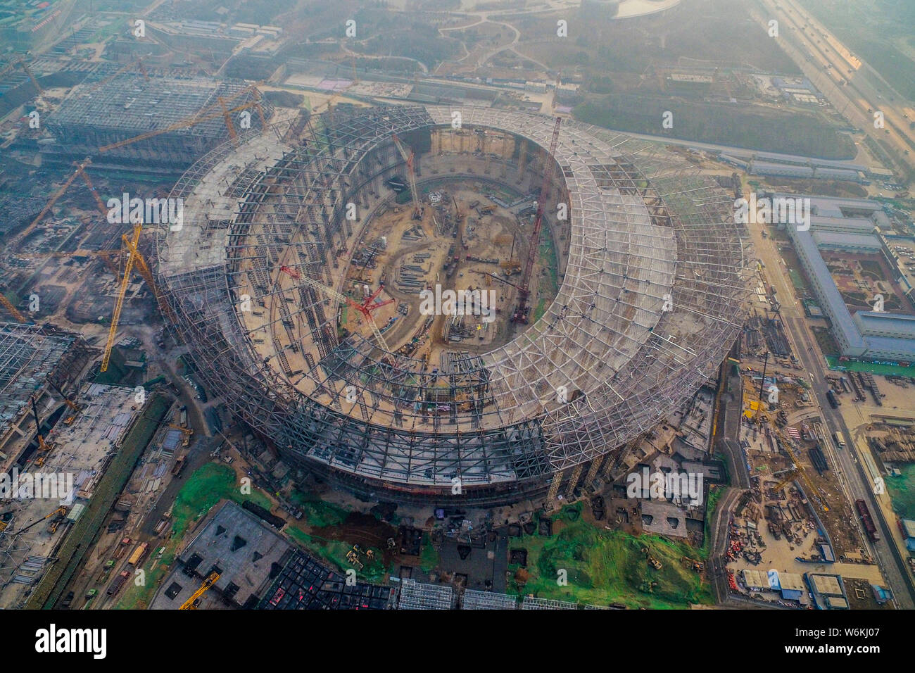 --FILE--Vista aerea dell'Olympic Sports Center in costruzione, la cui struttura è molto simile a quello del National Stadium o Bird's Nest Foto Stock