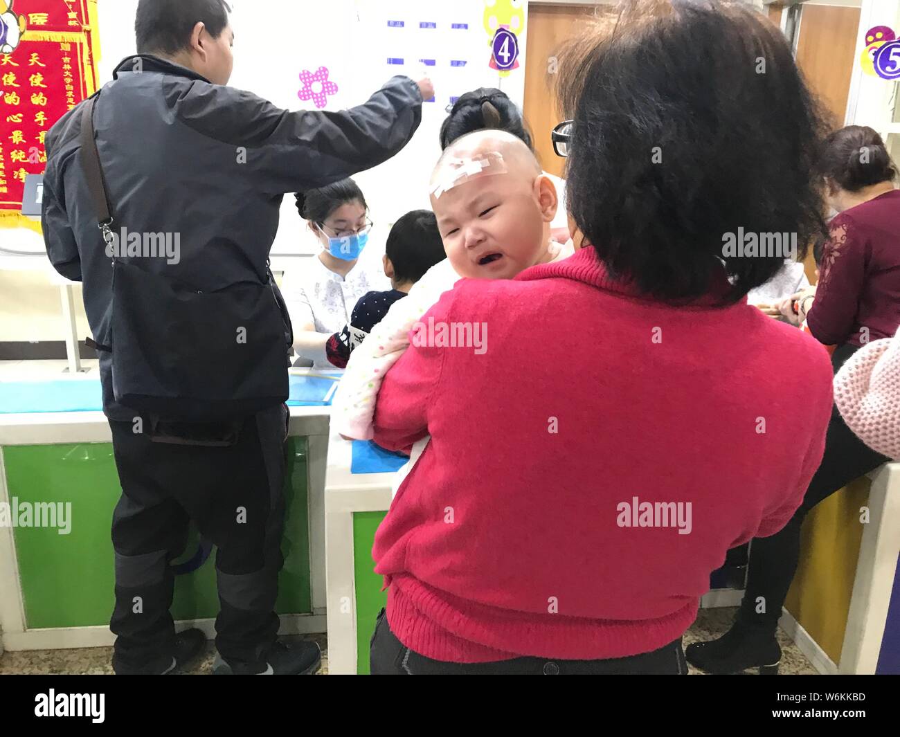 Un bambino cinese con l'influenza attende di essere data una fleboclisi in un ospedale di Changchun city, a nord-est della Cina di provincia di Jilin, 5 gennaio 2018. Foto Stock