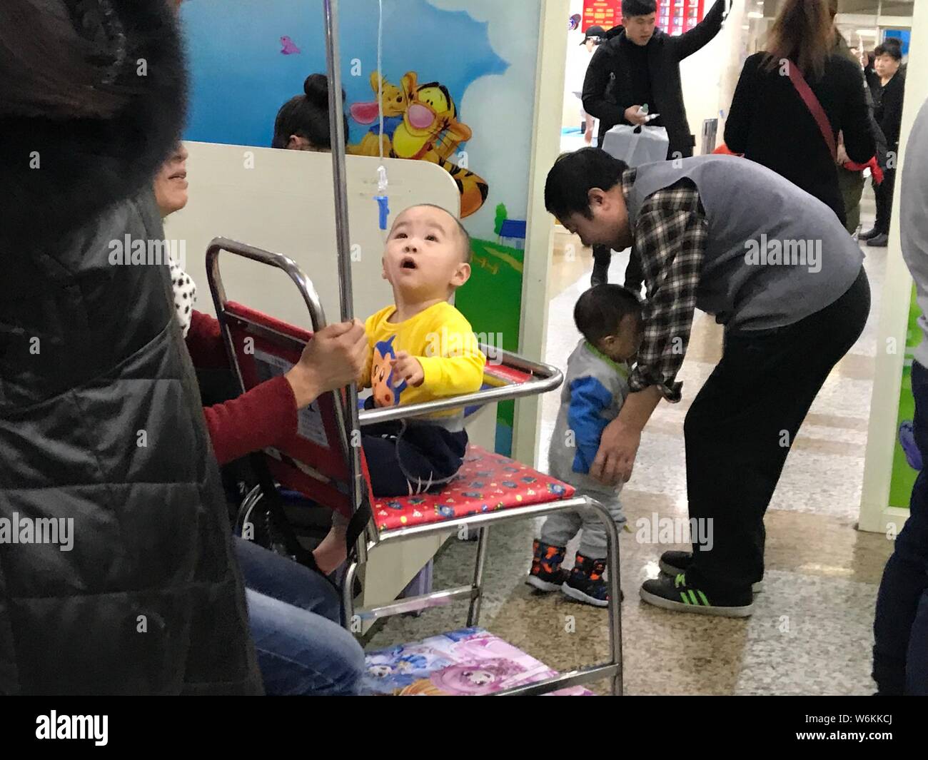 Un bambino cinese con l'influenza è data una fleboclisi in un ospedale di Changchun city, a nord-est della Cina di provincia di Jilin, 5 gennaio 2018. Mento Foto Stock