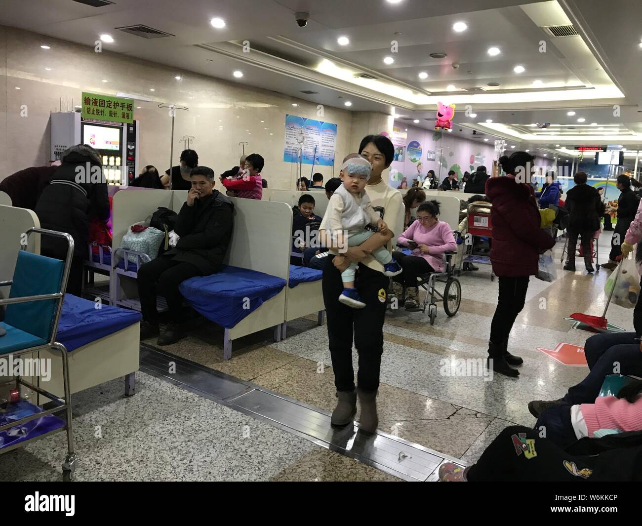 I bambini cinesi con l'influenza sono date le gocce per via endovenosa in un ospedale di Changchun city, a nord-est della Cina di provincia di Jilin, 5 gennaio 2018. Mento Foto Stock