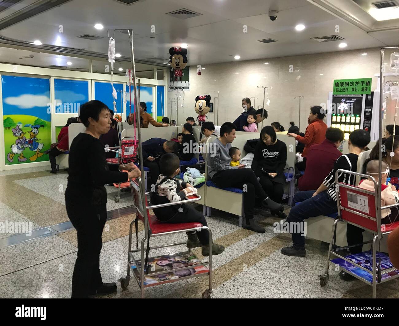 I bambini cinesi con l'influenza sono date le gocce per via endovenosa in un ospedale di Changchun city, a nord-est della Cina di provincia di Jilin, 5 gennaio 2018. Mento Foto Stock