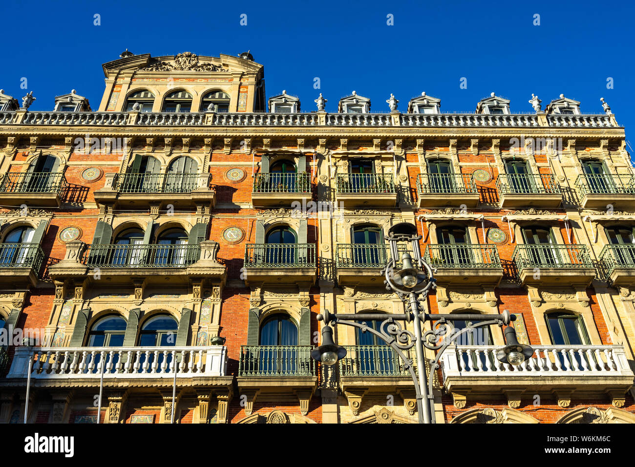 Architettura particolare di un elegante edificio a Plaza del Castillo, la piazza principale di Pamplona, Spagna Foto Stock