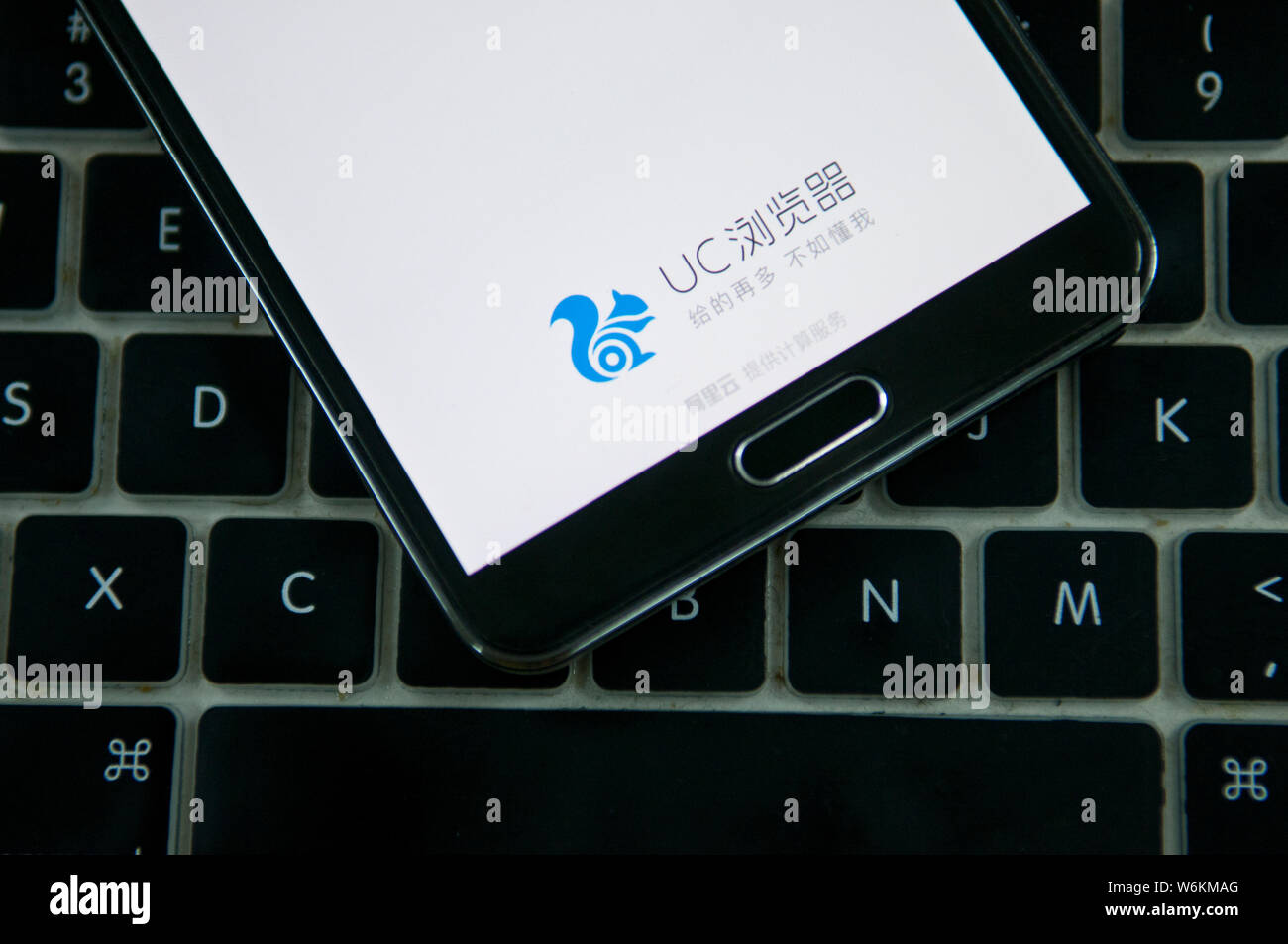 --FILE--un cinese utente di telefonia mobile utilizza l'app di UC Browser sul suo smartphone nella città di Guangzhou, Cina del sud della provincia di Guangdong, 4 maggio 2016. Al Foto Stock