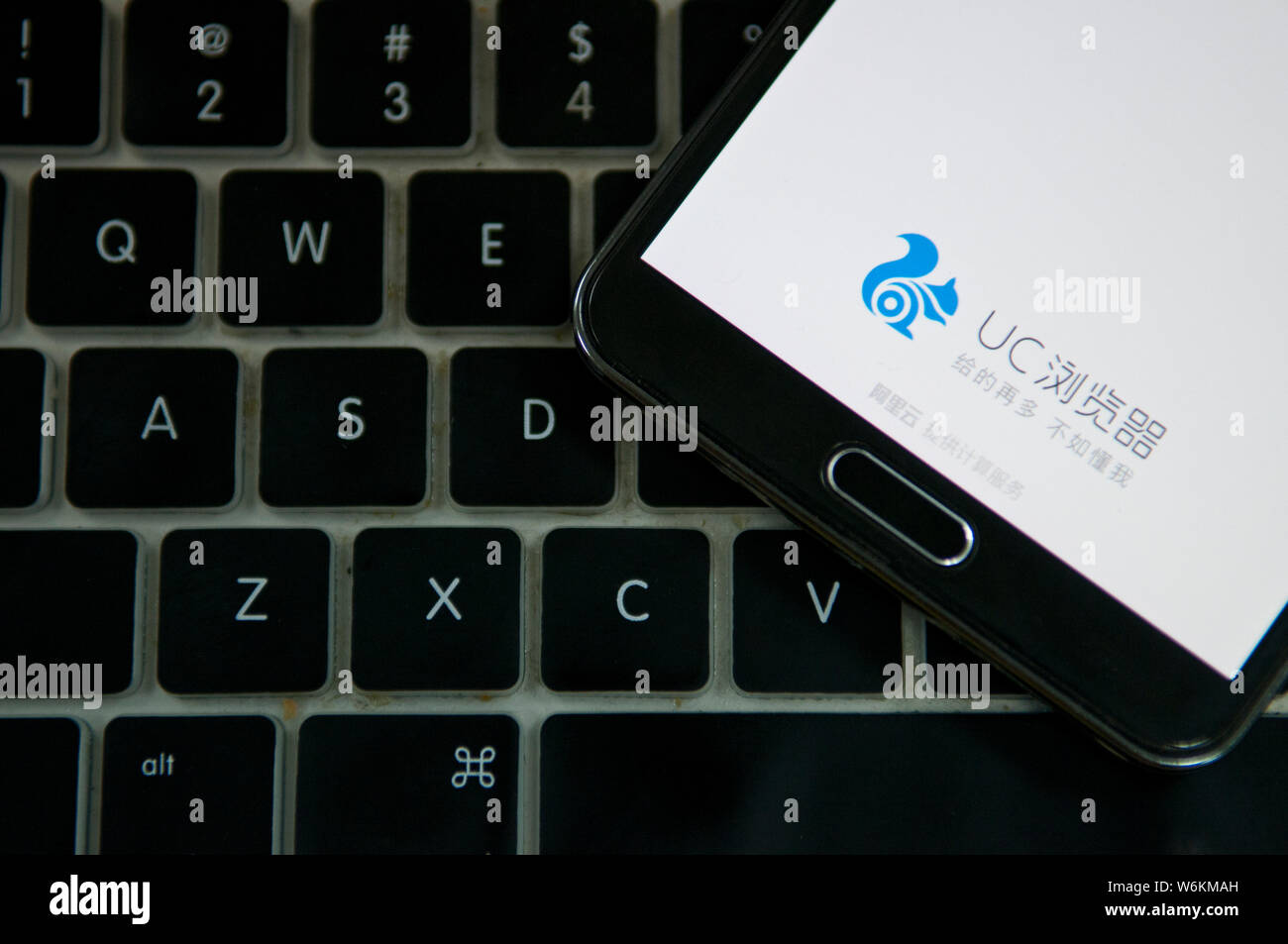 --FILE--un cinese utente di telefonia mobile utilizza l'app di UC Browser sul suo smartphone nella città di Guangzhou, Cina del sud della provincia di Guangdong, 4 maggio 2016. Al Foto Stock