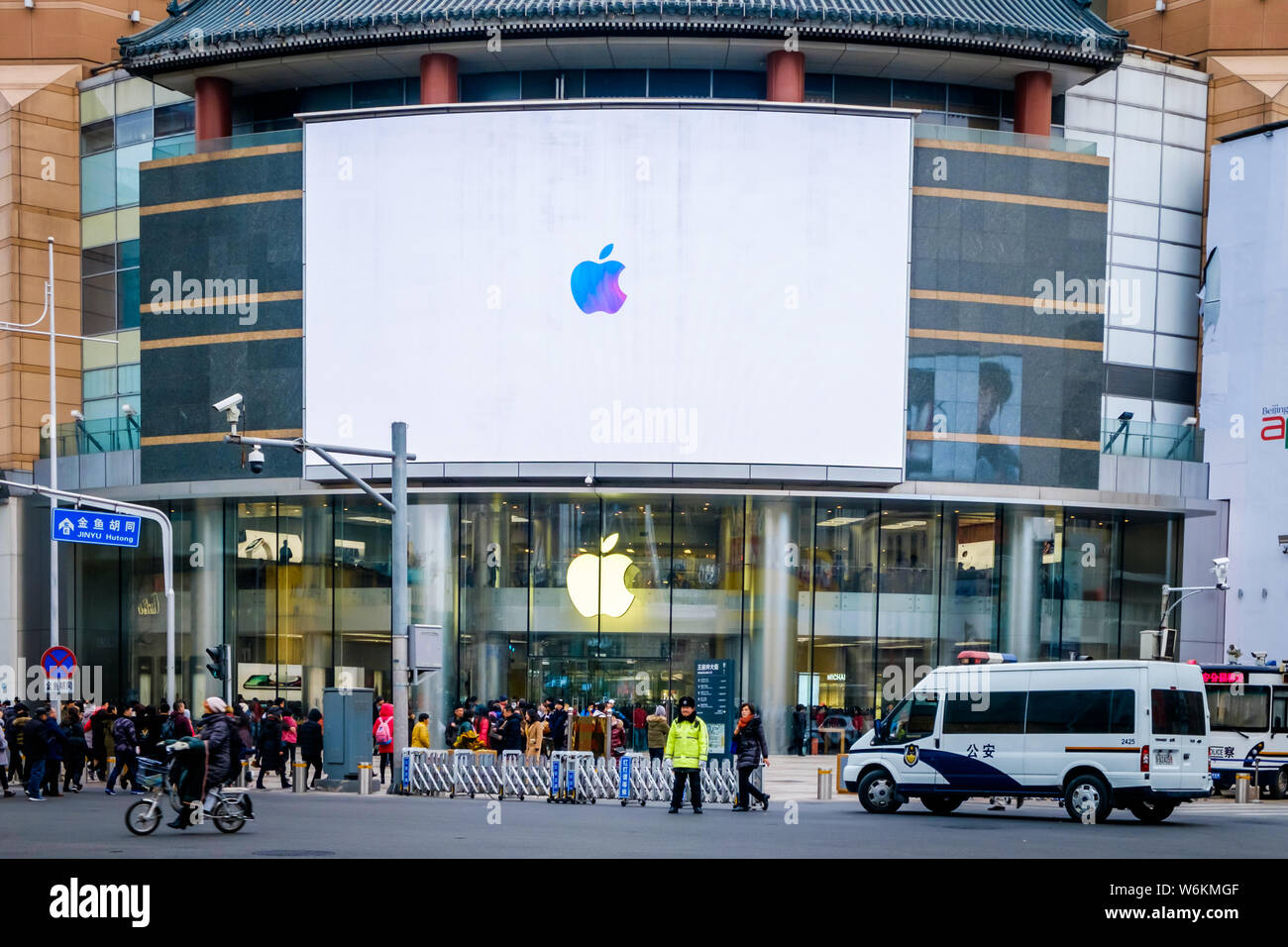 --FILE--pedoni cinesi a piedi passato un Apple store a Pechino, in Cina, il 7 gennaio 2018. La Shanghai consiglio dei consumatori detto lunedì (15 gennaio 2018) Foto Stock