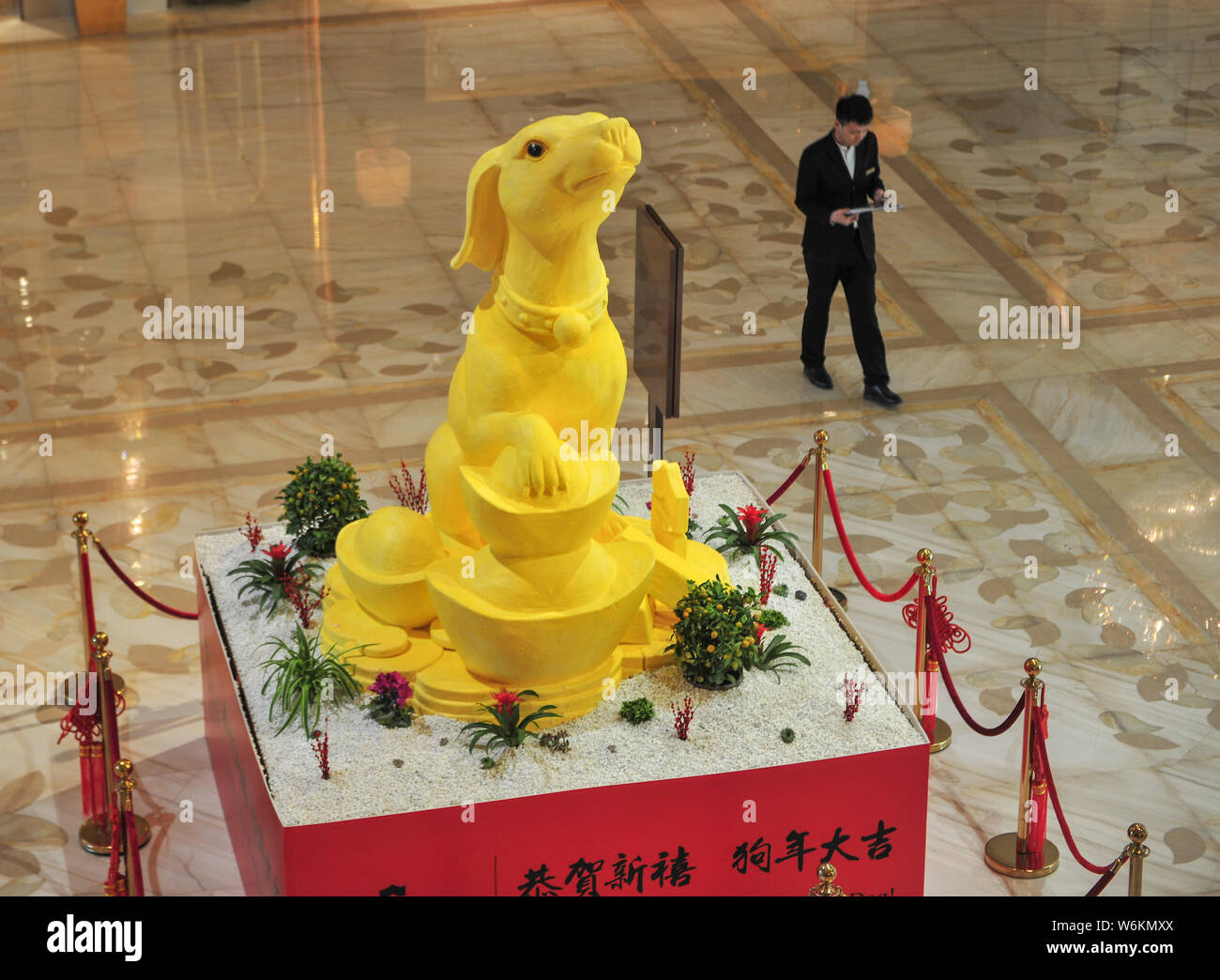 Un cane a forma di statua di burro creato per contrassegnare il nuovo anno cinese nel 2018, anno del cane del calendario lunare cinese è in esposizione presso un hotel che ho Foto Stock