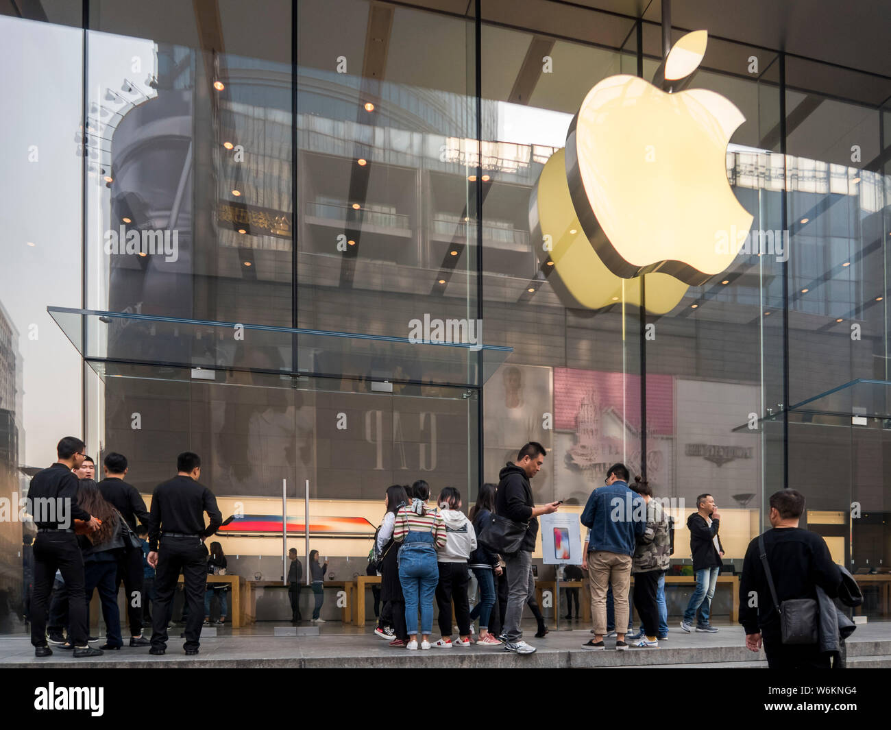 --FILE--i clienti cinesi aspettare ad acquistare un nuovo iPhone X smartphone nella parte anteriore di un negozio Apple Store in Cina a Shanghai, 3 novembre 2017. Il consumatore di Shanghai Foto Stock