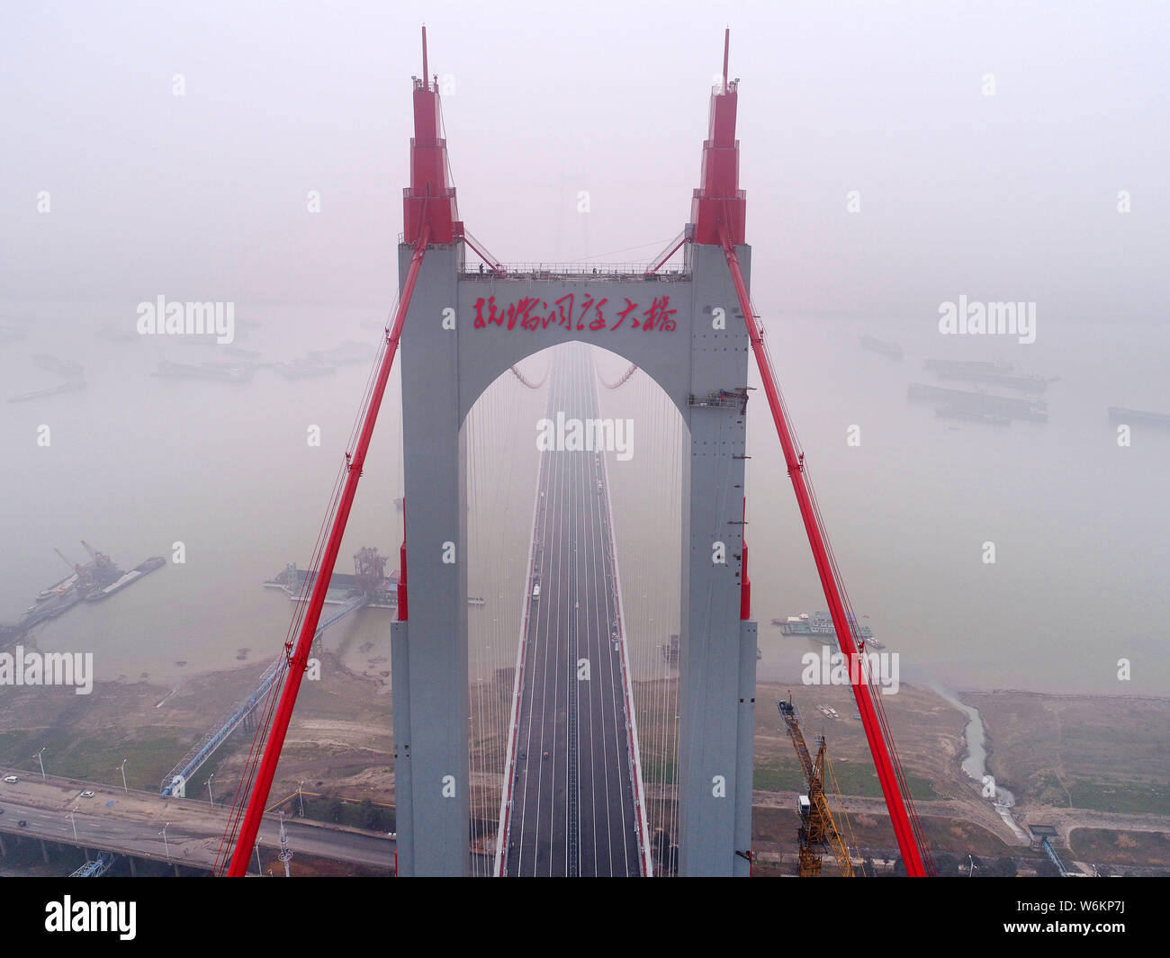 Vista aerea della costruzione del sito del mondo la seconda e la Cina il primo grande-span trave in acciaio ponte di sospensione, il secondo lago Dongting Ponte sul Foto Stock