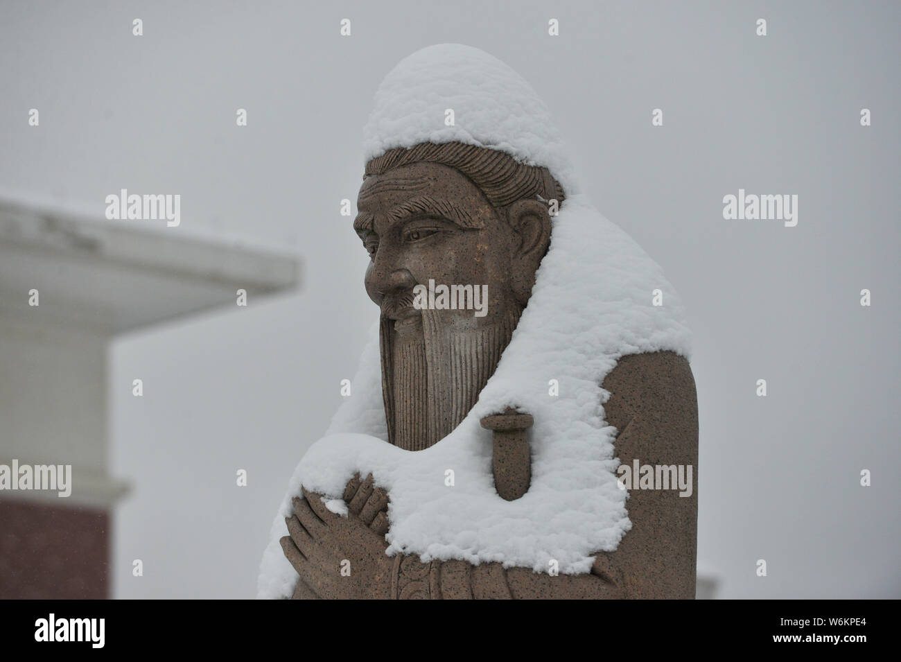 Vista di una statua di Confucio coperte da neve su la testa e le spalle al Langxi Senior High School a Langxi county, Xuancheng città, Oriente Cina " Foto Stock