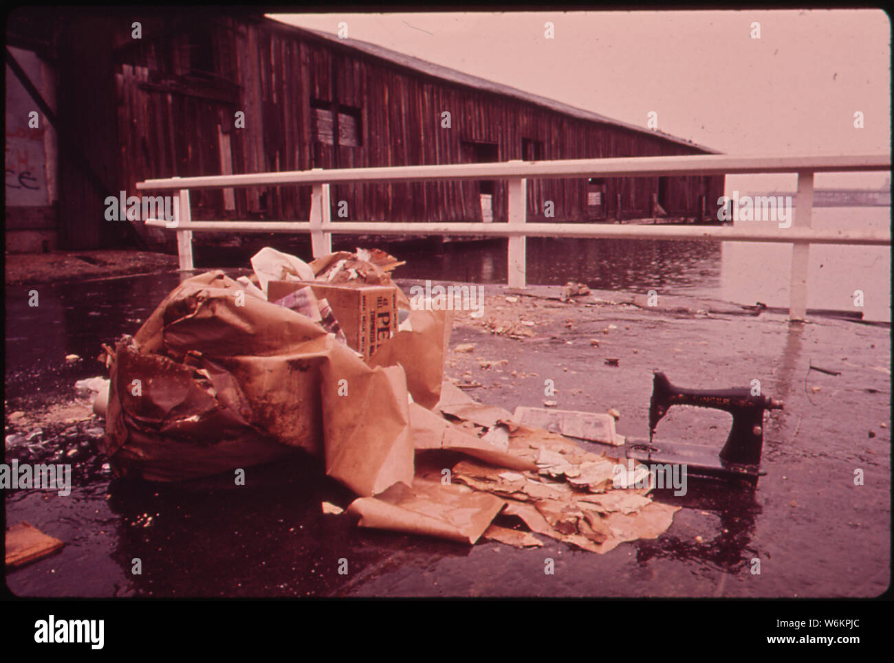 Cestino di strada nei pressi del porto di Baltimore Foto Stock