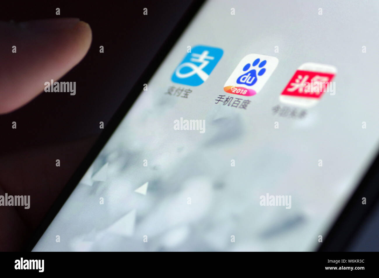 --FILE--un cinese telefono cellulare utente guarda le icone delle applicazioni mobile Alipay, il servizio di pagamento online di Alibaba's Ant finanziario cinese, ricerca Foto Stock