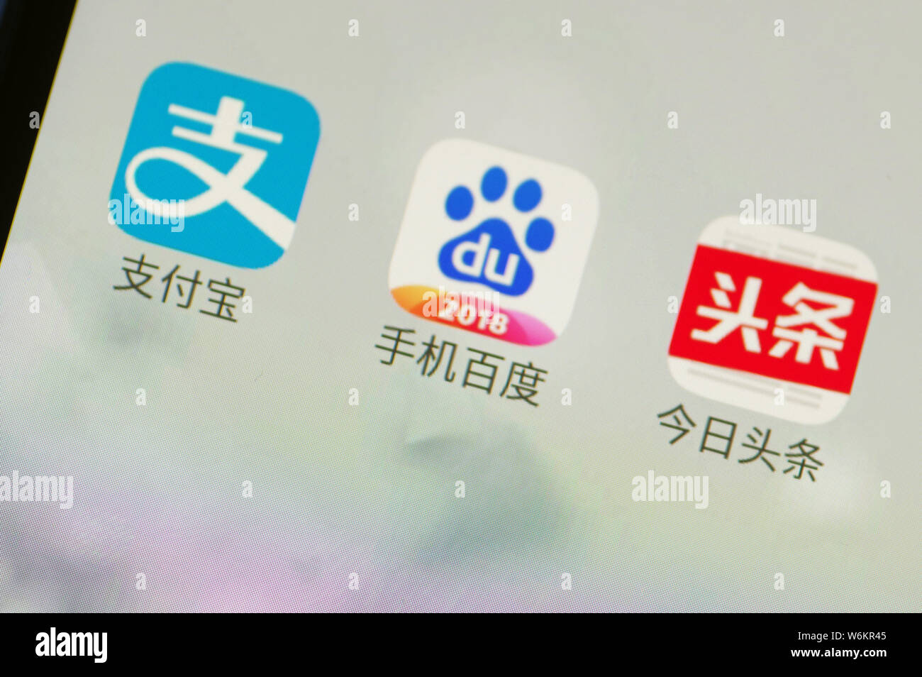 --FILE--un cinese telefono cellulare utente guarda le icone delle applicazioni mobile Alipay, il servizio di pagamento online di Alibaba's Ant finanziario cinese, ricerca Foto Stock
