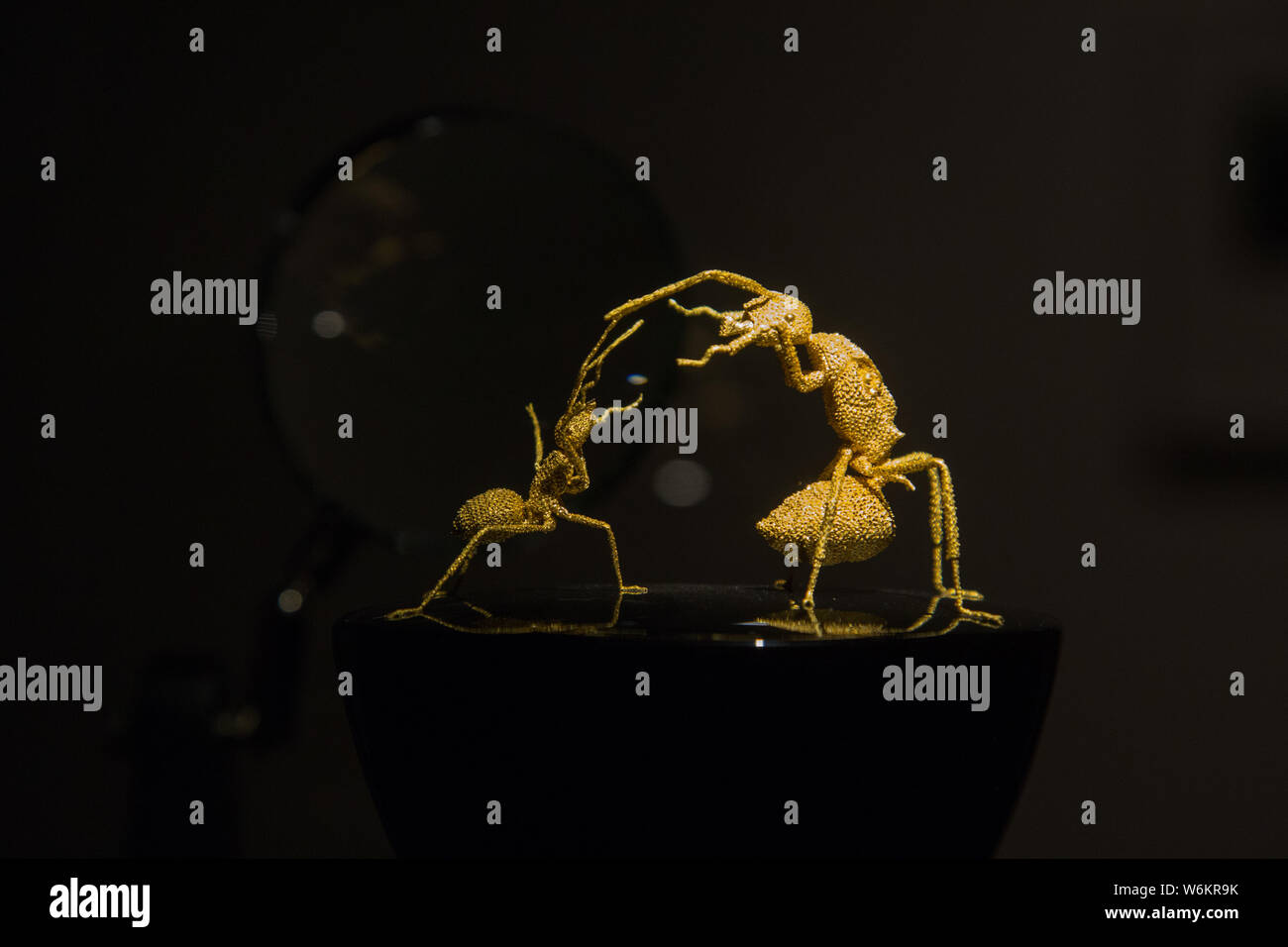 Opere d'oro in forma di formiche creato da scultore Taiwanese Wu Ching sono sul display durante l'oro e legno mostra a Zhejiang Art Museum Foto Stock