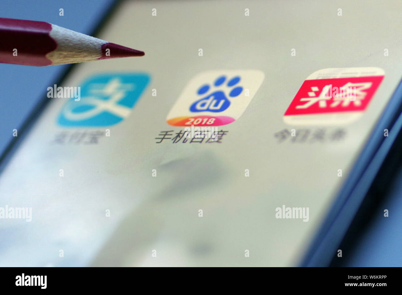 --FILE--un cinese telefono cellulare utente guarda le icone delle applicazioni mobile Alipay, il servizio di pagamento online di Alibaba's Ant finanziario cinese, ricerca Foto Stock