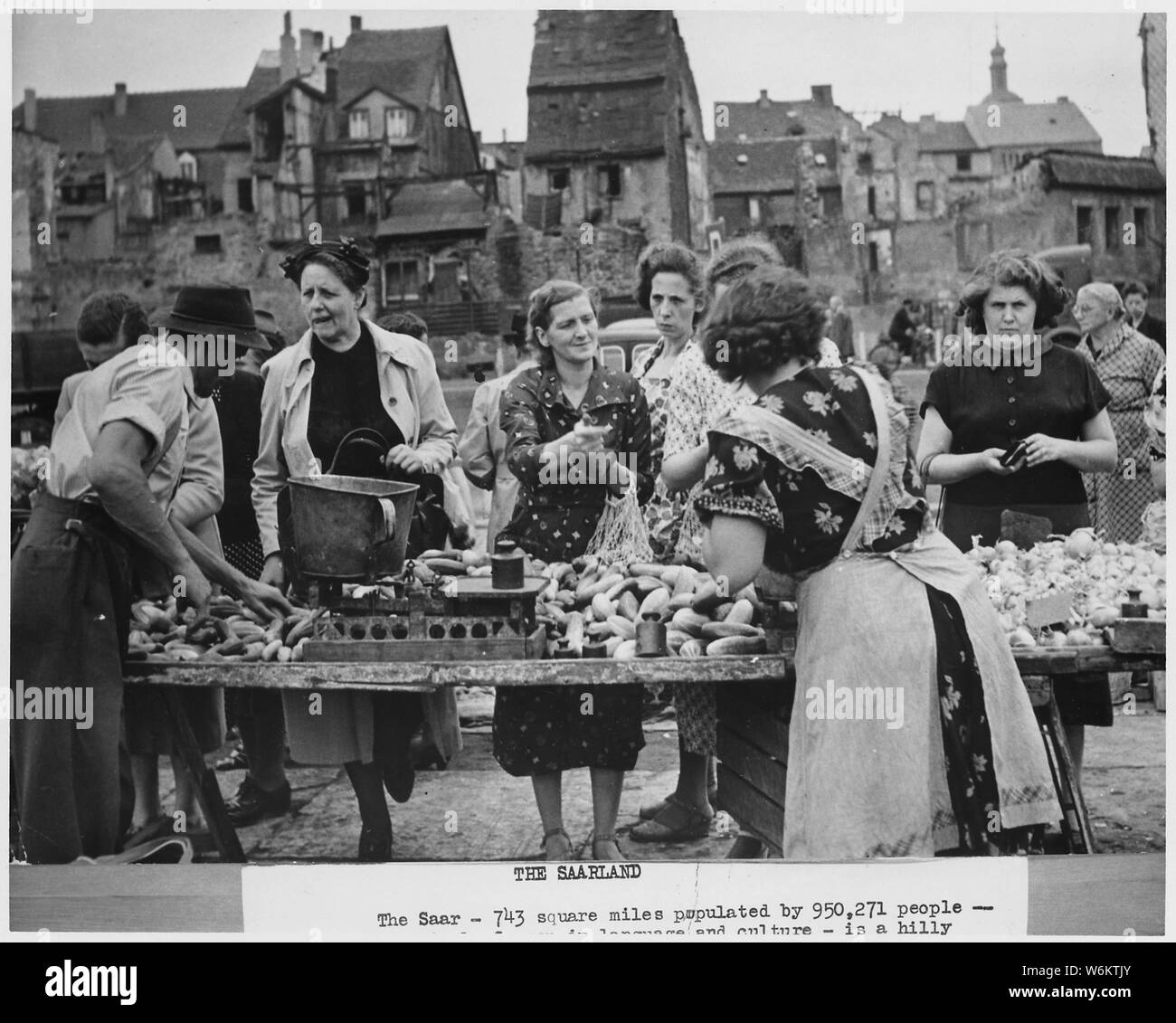 Saarbruecken, Francia. Giorno di mercato di Saarbruecken, la Saar la capitale. La Saar è il più densly popolata in Europa, con 430 persone per chilometro quadrato. Di un anno di consumo di cibo solo sei settimane di alimentazione possono essere coltivate nella Saar. La maggior parte Saarlaenders crescere almeno alcuni di loro cibo in un appezzamento di terra. Ci sono 38,497 tali terreni coltivati nel piccolo stato della Saar Foto Stock