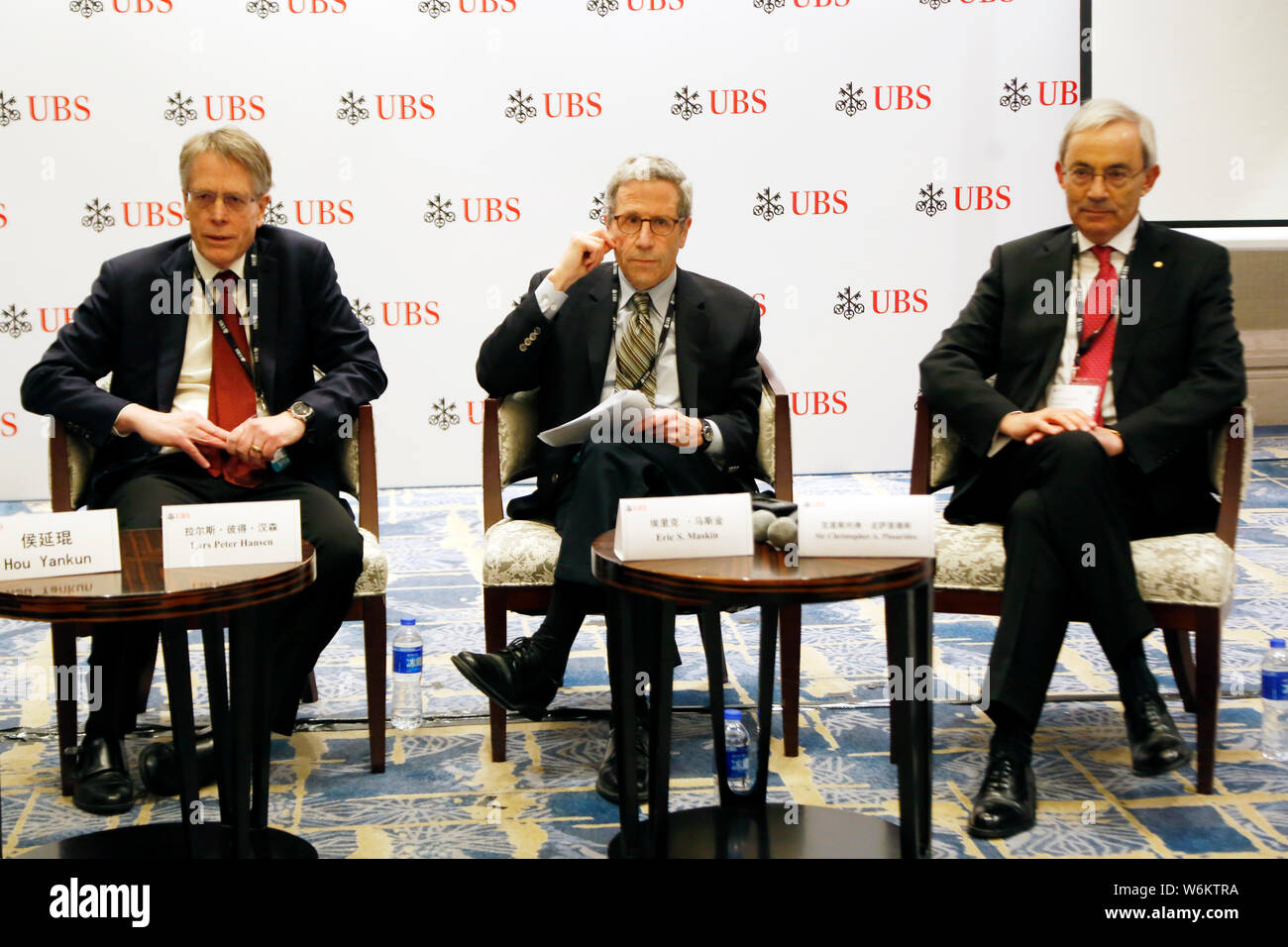 (Da sinistra) economisti americani Lars Peter Hansen e Eric S. Maskin e British-Cypriot economista Sir Christopher Pissarides A. frequentare un seminario lau Foto Stock