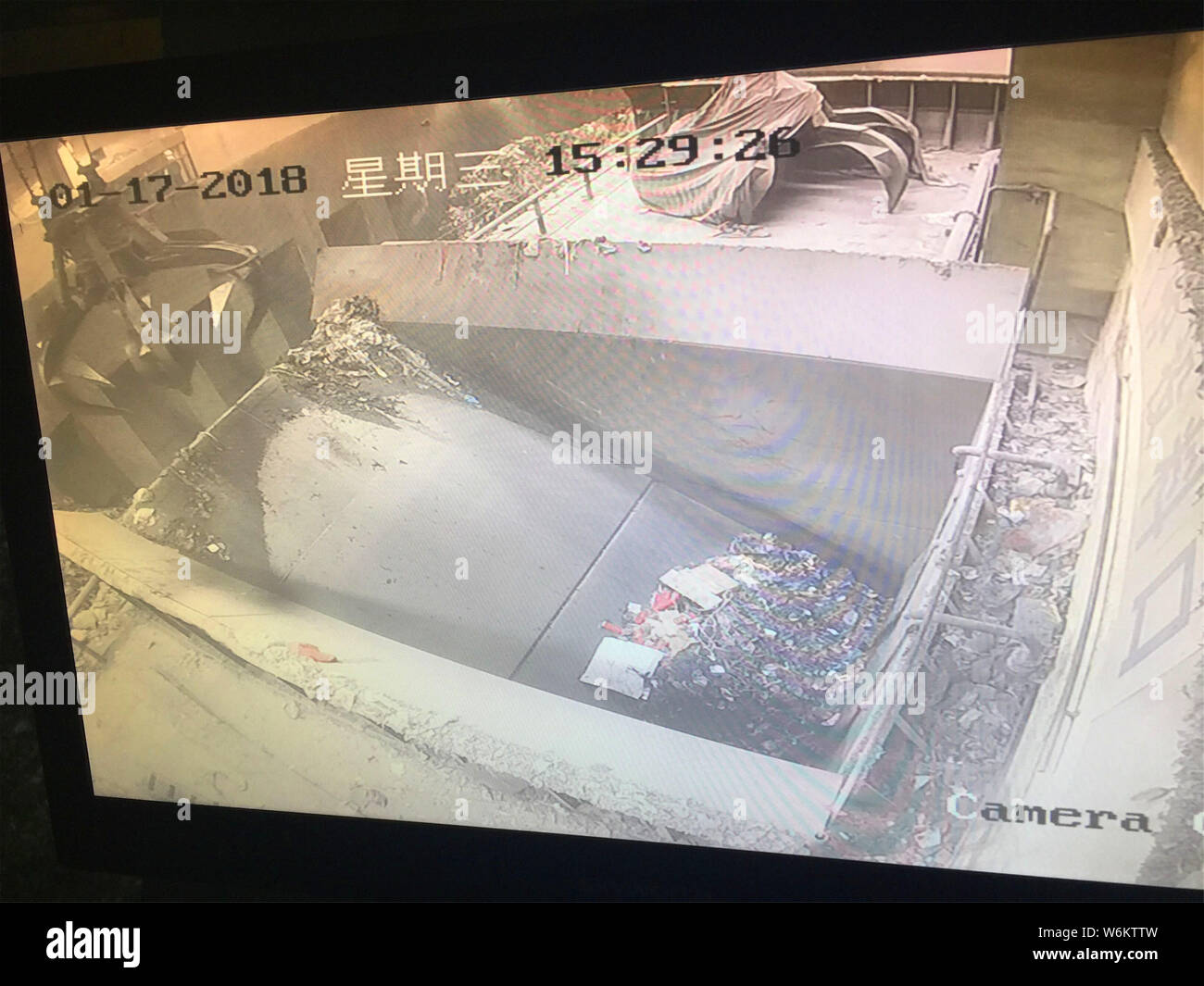 2,333 cartoni della contraffazione di marchio Zhonghua sigarette vengono distrutte in un inceneritore durante un funzionamento in inverno nella città di Zhenjiang, est della Cina di Foto Stock