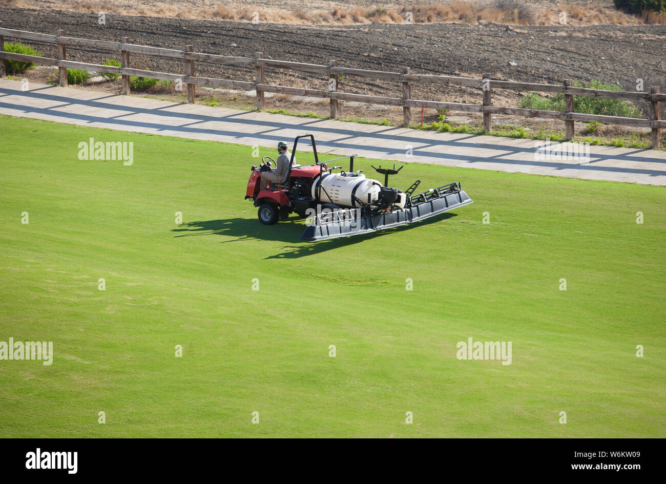 Macchina irroratrice di eseguire interventi di manutenzione al campo da golf. Semovente veicolo Foto Stock