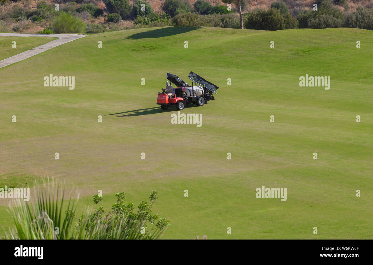 Macchina irroratrice di eseguire interventi di manutenzione al campo da golf. Semovente veicolo Foto Stock