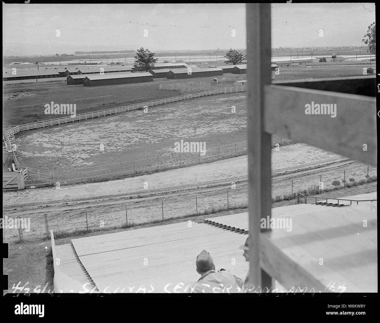 Gruppo Salinas centro, California. Panorama di Salinas centro gruppo. Persone di ances giapponese . . .; Portata e contenuto: tutta la didascalia per questa fotografia si legge: Salinas centro di assemblaggio, California. Panorama di Salinas centro gruppo. Persone di ascendenza giapponese, evacuati dalle zone costiere sono state tenute prima in centri di raccolta prima di essere assegnati ai centri di trasferimento dell'entroterra. Foto Stock