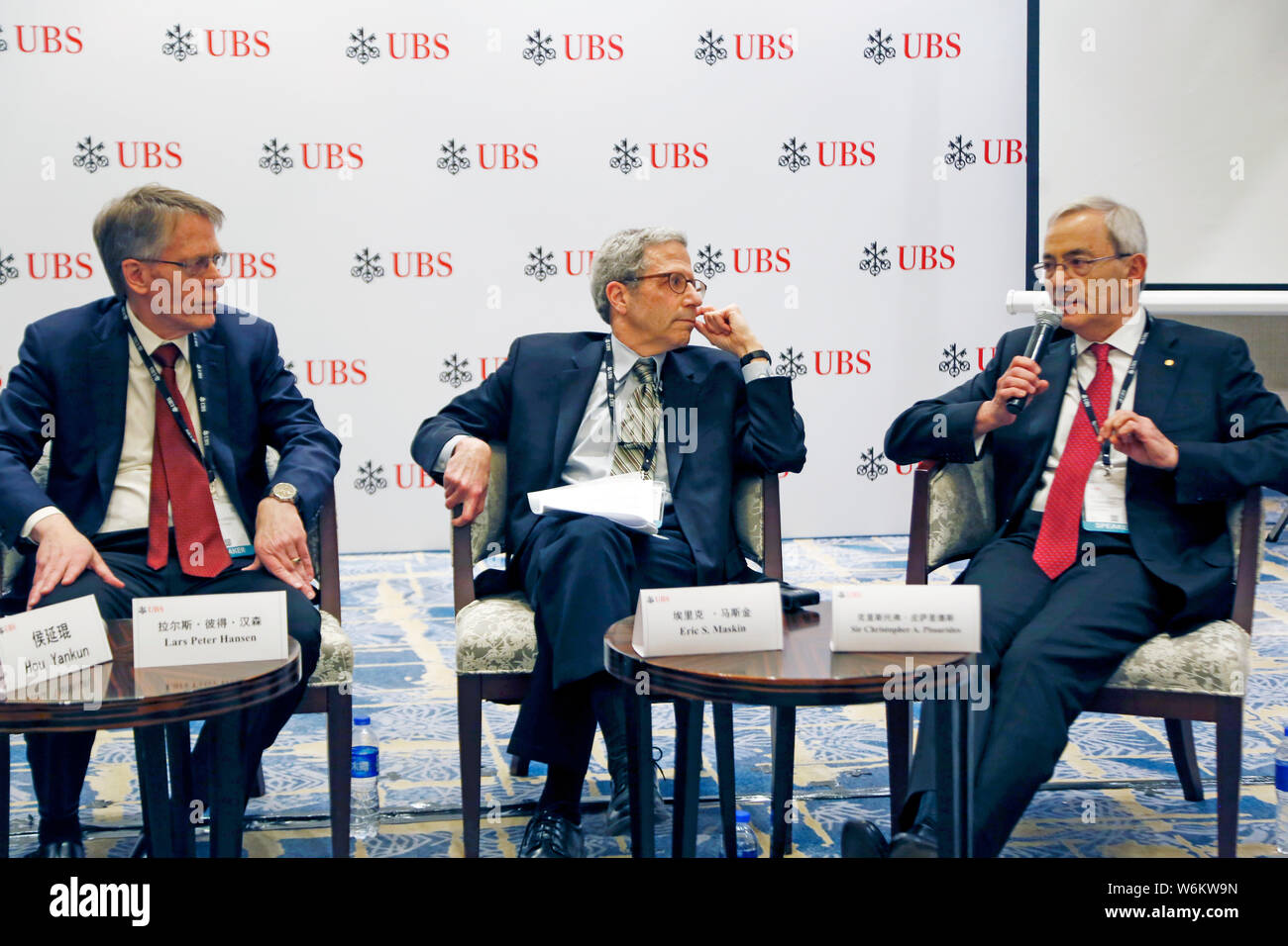 (Da sinistra) economisti americani Lars Peter Hansen e Eric S. Maskin e British-Cypriot economista Sir Christopher Pissarides A. frequentare un seminario lau Foto Stock