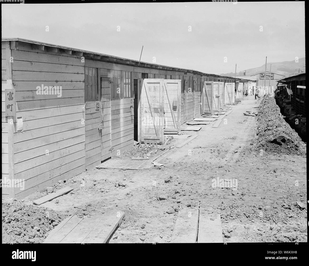 San Bruno, California. Qui viene mostrato un tipo di caserme per uso familiare. Questi erano in precedenza . . .; Portata e contenuto: tutta la didascalia per questa fotografia si legge: San Bruno, California. Qui viene mostrato un tipo di caserme per uso familiare. Queste erano le stalle per i cavalli da corsa. Ogni famiglia è assegnato a due piccole camere, quella interna con nessun fuori porta o finestra. Il centro è stato in funzione circa sei settimane. 8.000 sfollati sono ora riuniti qui. Foto Stock