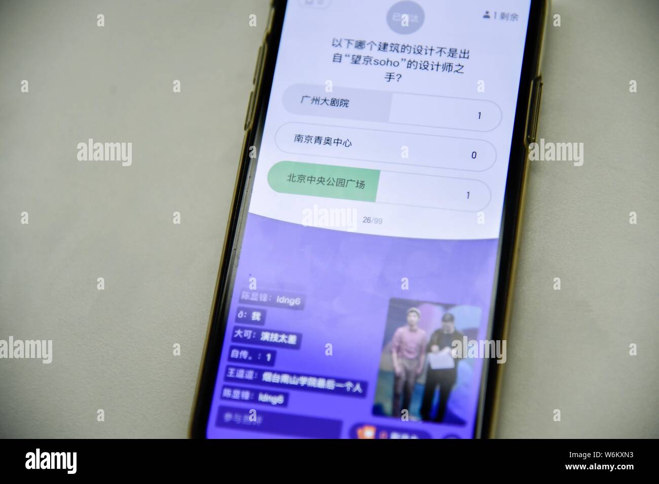 Un socio cinese risponde alle domande del quiz livestreaming applicazione Chaoren Zhishi, sostenuto dal leader cinese piattaforma livestream Inke su h Foto Stock